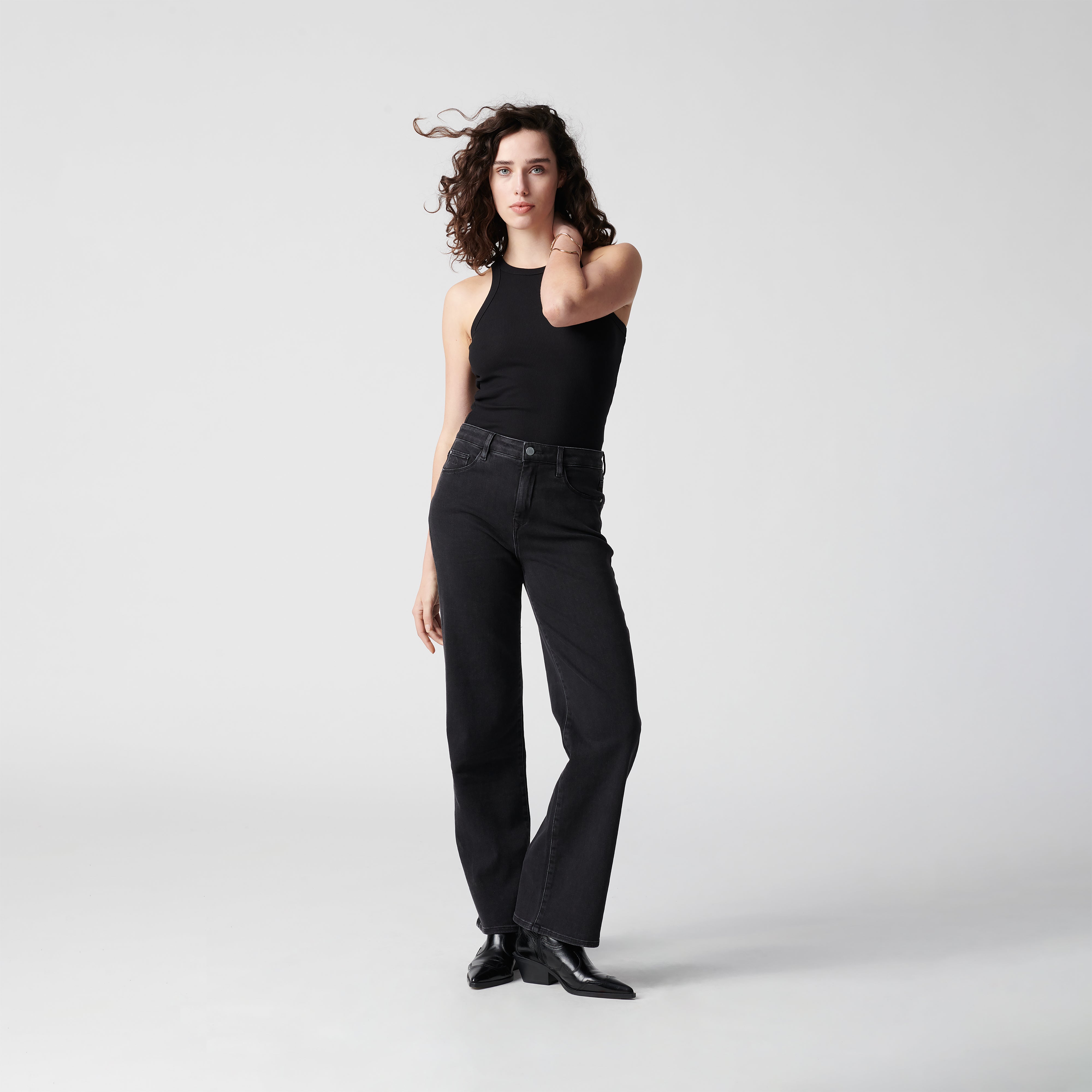 DEW Flared Soft Denim – Classic Black: hoch taillierte Jeans mit ausgestelltem Bein, Five-Pocket-Design, Organic Soft Denim mit Stretch.
