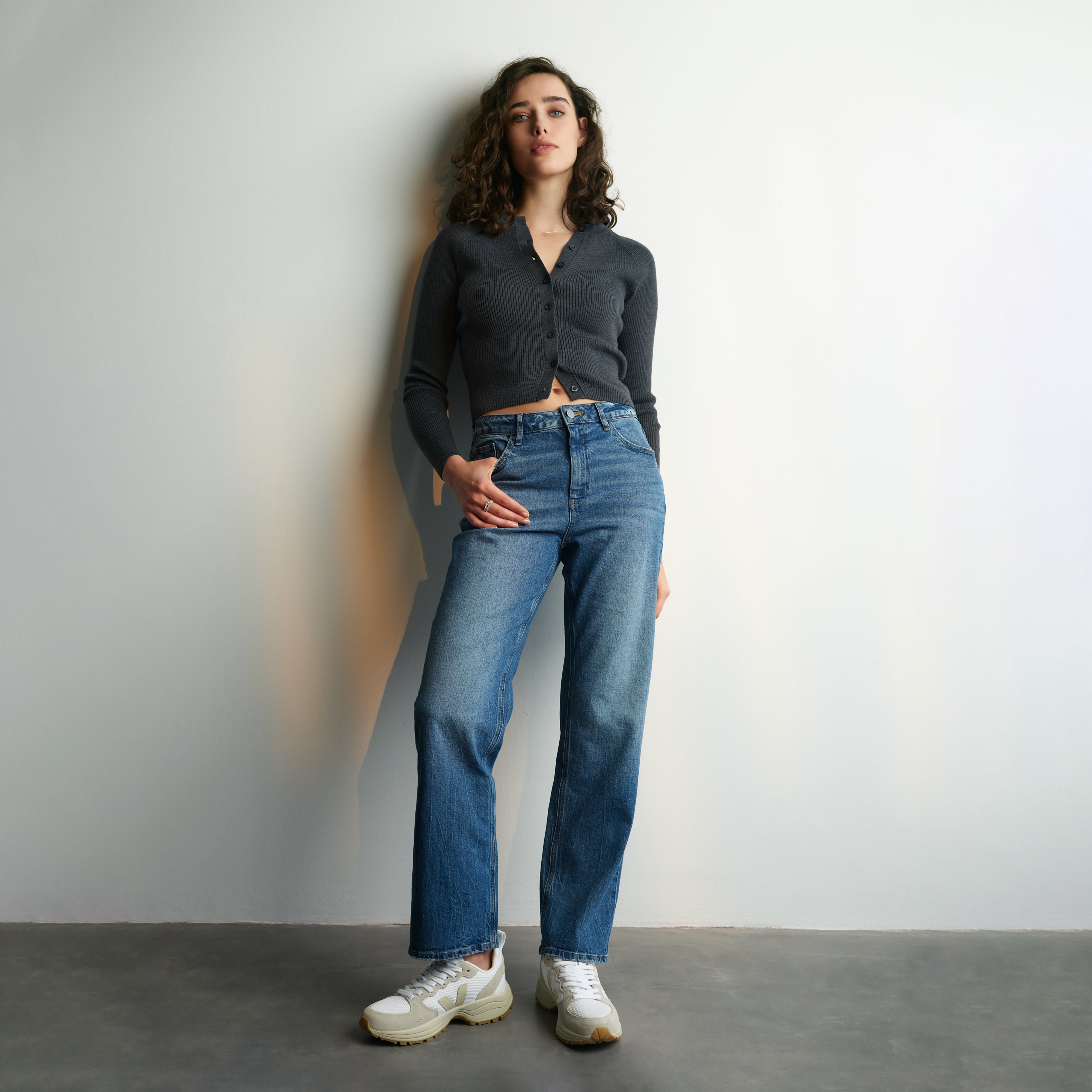 MORNING Jeans in Medium Blue, Regular Straight mit leichtem Stretch, 5-Pocket-Design, mittlere Taille, gerades Bein – von einer Frau getragen.
