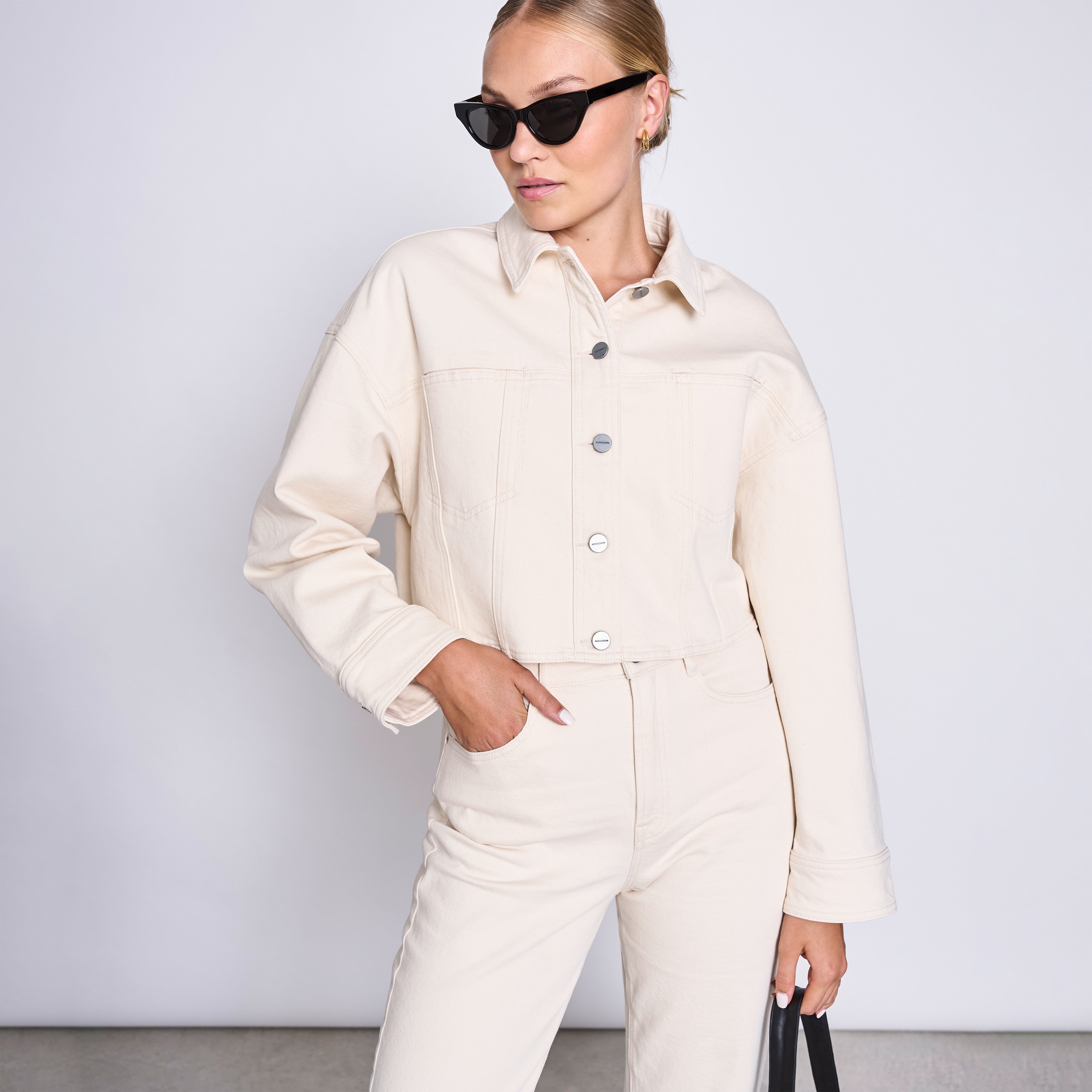 Ecru ARIA Boxy Cropped Jeansjacke mit klassischem Kragen, Frontknopfleiste und zwei Brusttaschen.