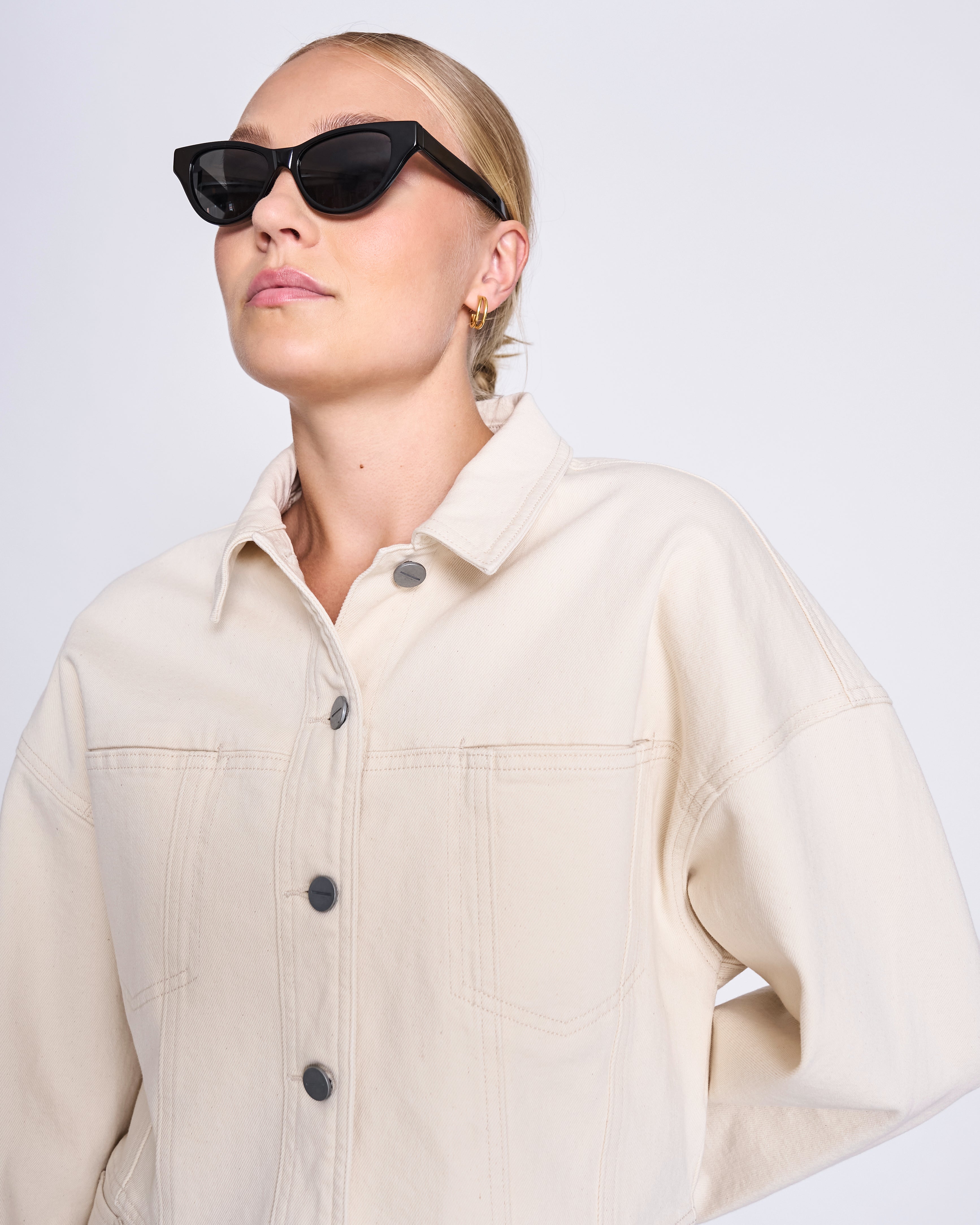 Ecru ARIA Boxy Cropped Jeansjacke mit klassischem Kragen, Frontknopfleiste und zwei Brusttaschen.