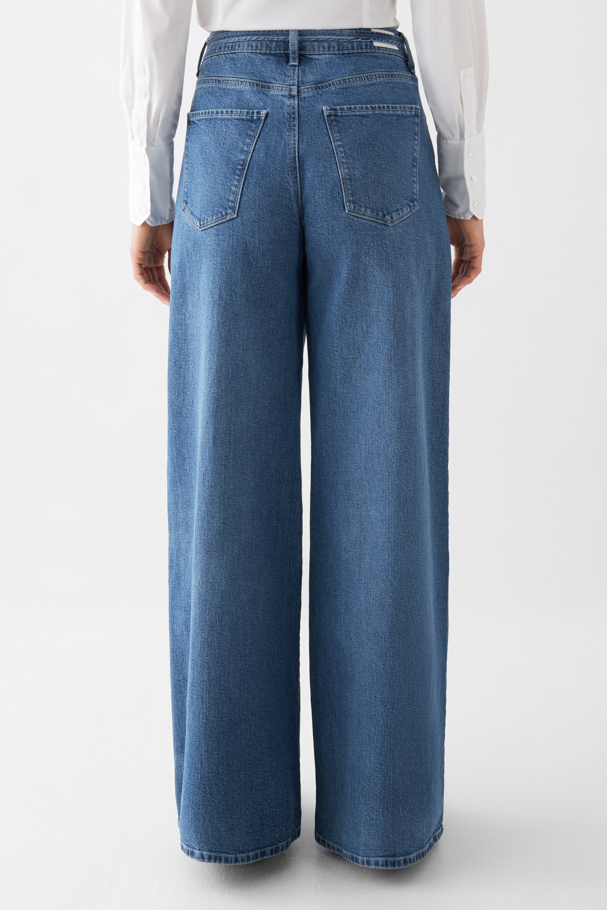 Rückansicht der BLAZE High-Waist-Jeans in Medium Blue; weites Bein, hohe Taille, zwei Gesäßtaschen.