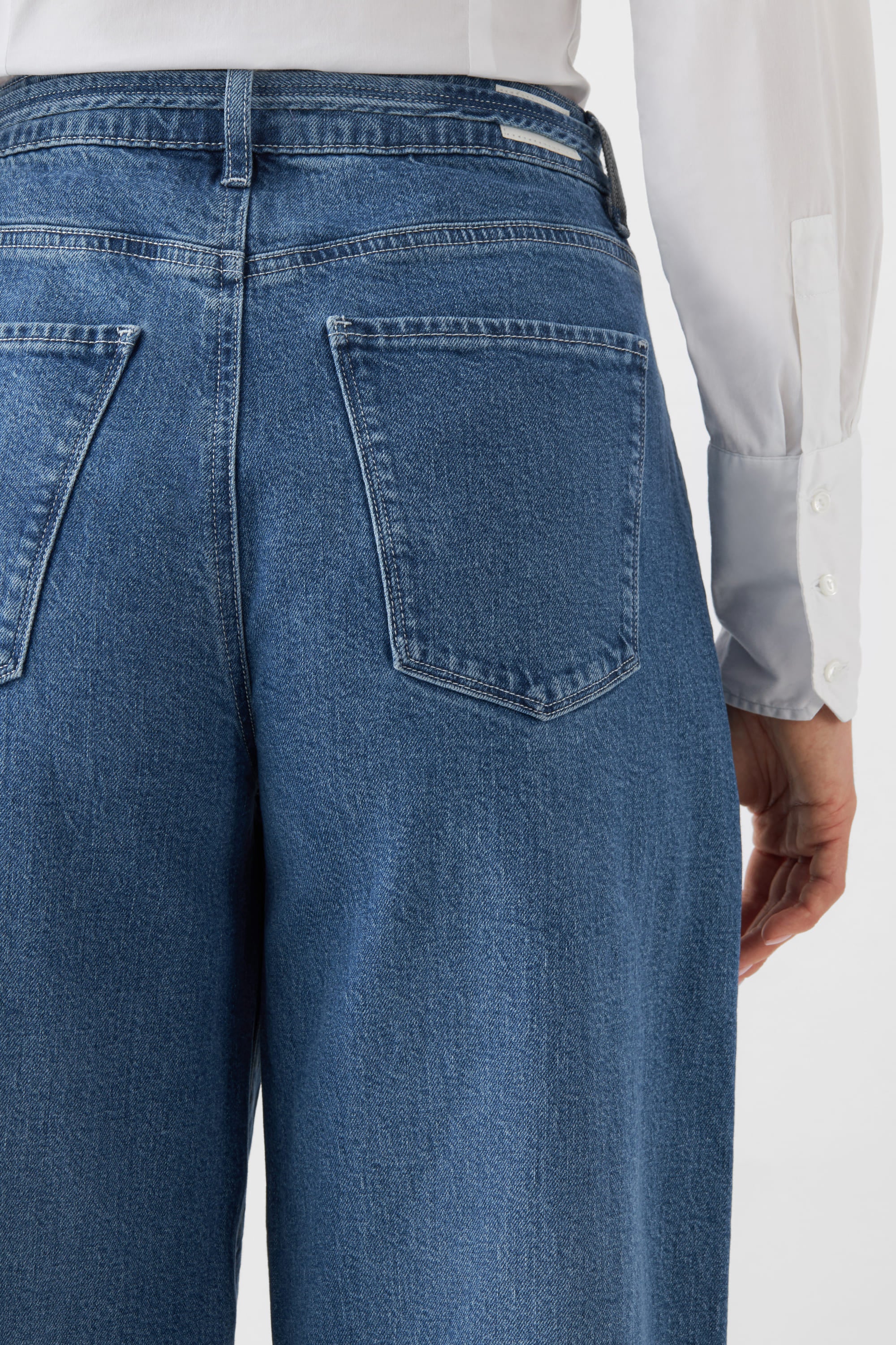 Rückenansicht der BLAZE High Waist – Super Wide Leg Jeans in Medium Blue mit zwei Gesäßtaschen, Gürtelschlaufen und weitem, nach unten auslaufendem Bein.