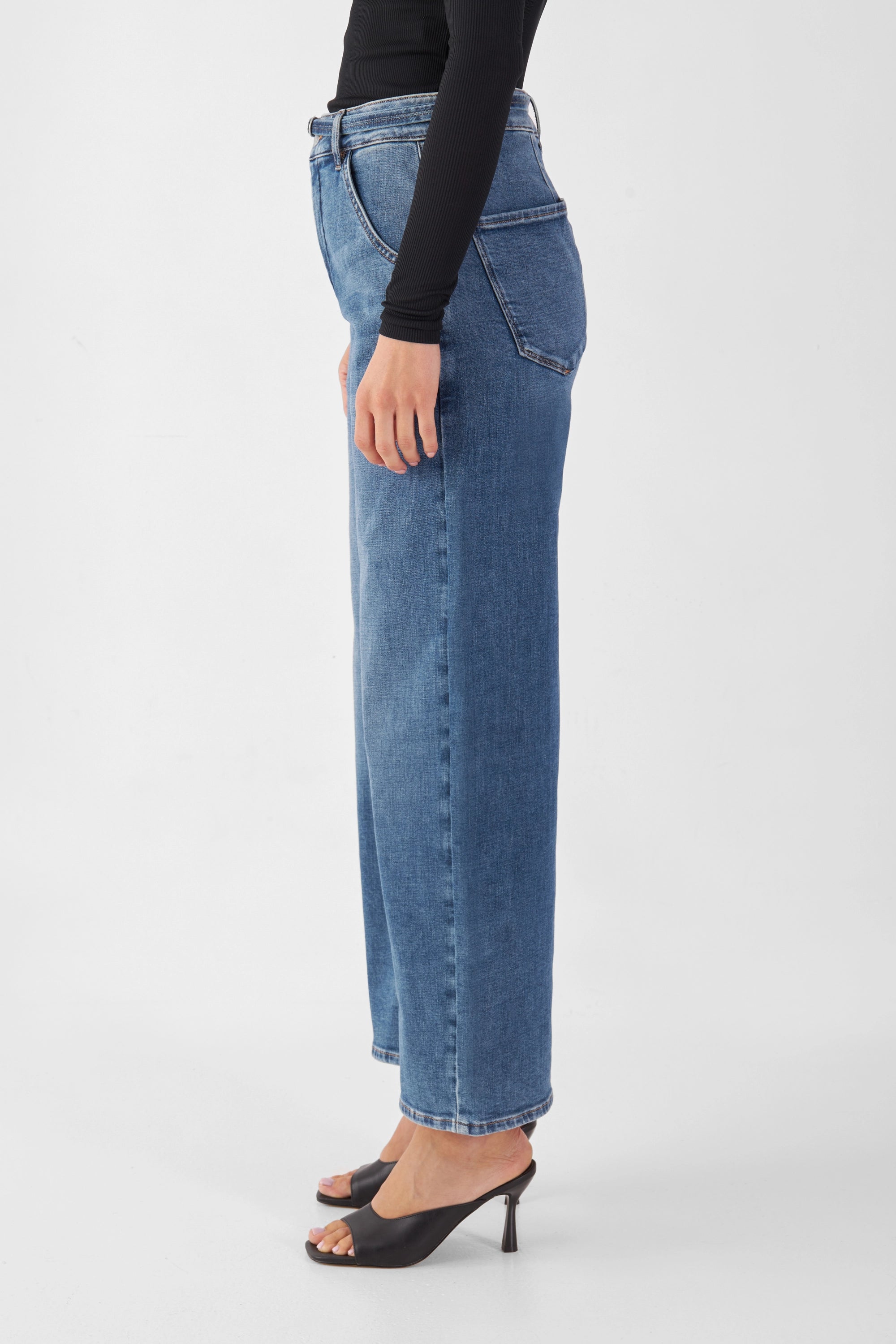 Vintage Blue BLINK High-Waist Culotte Jeans, seitliche Profilansicht: hohe Taille, entspannte Hüften, weites, verkürztes Bein aus Organic Soft Denim.