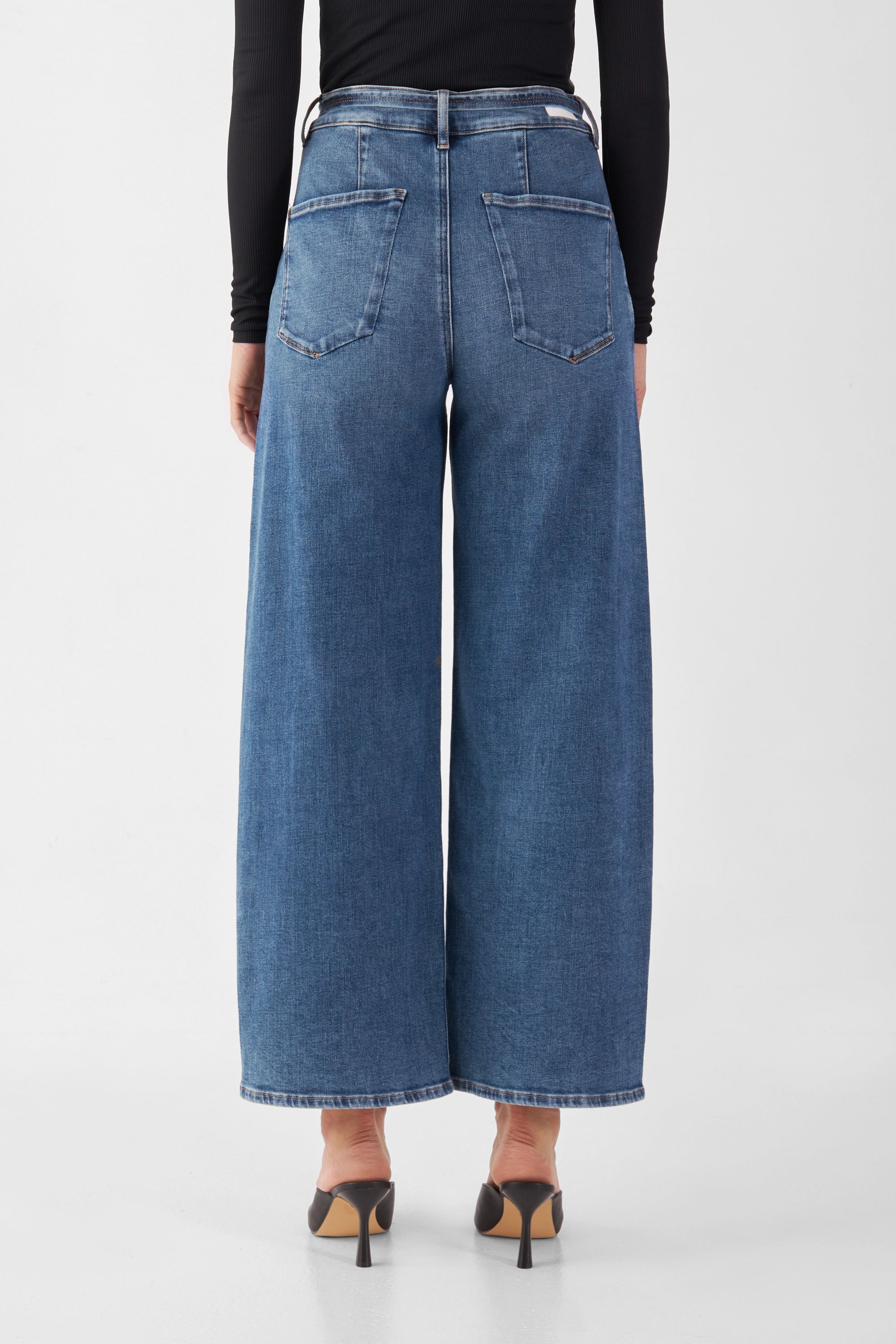 BLINK High-Waist Culotte-Jeans in Vintage Blue, Rückansicht mit zwei Gesäßtaschen, hohem Taillenbund und weiten, verkürzten Beinen.