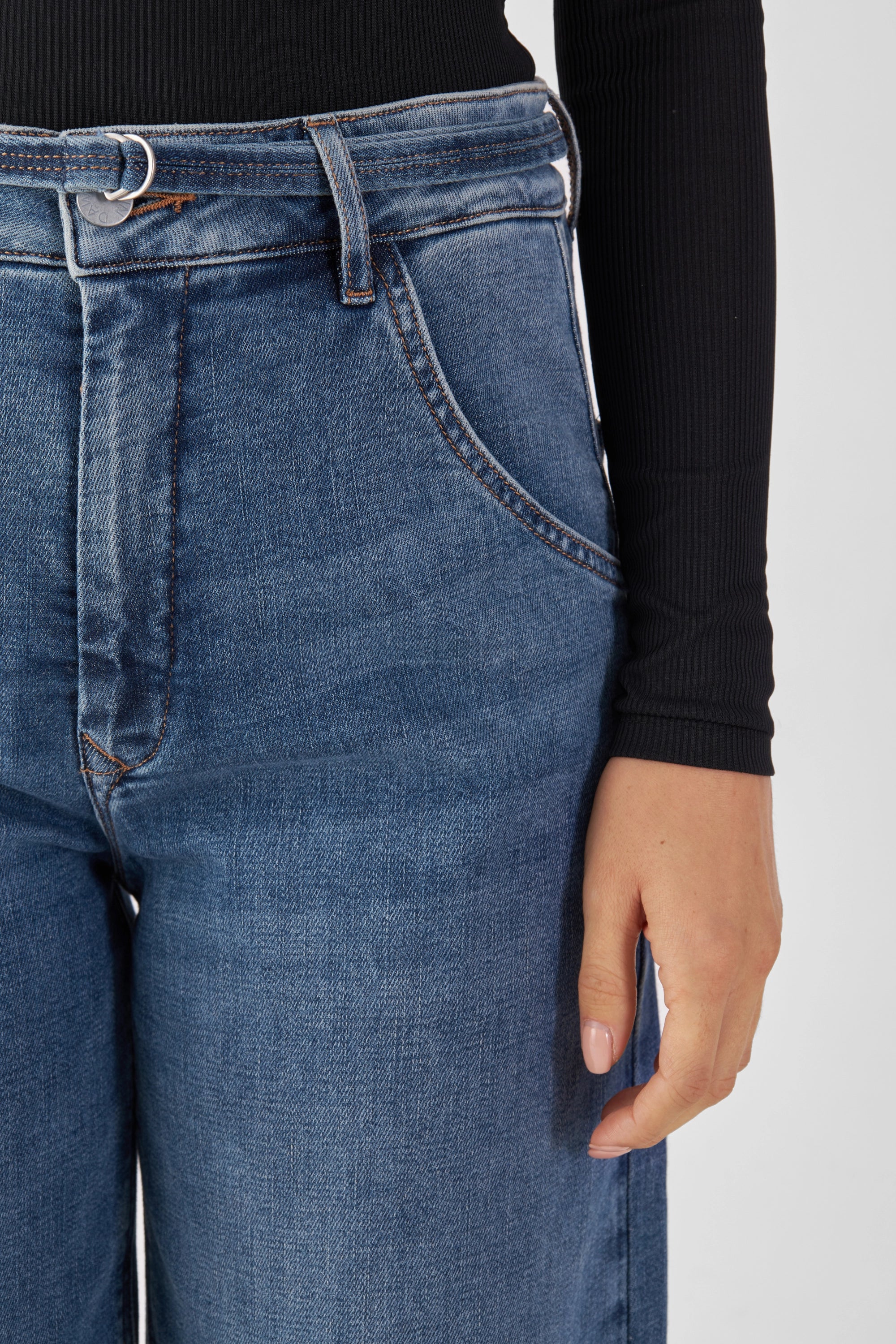 BLINK High-Waist Culotte Jeans in Vintage Blue: hohe Taille, entspannte Hüfte, weites, verkürztes Bein; abnehmbarer Gürtel, sichtbare Fronttasche.