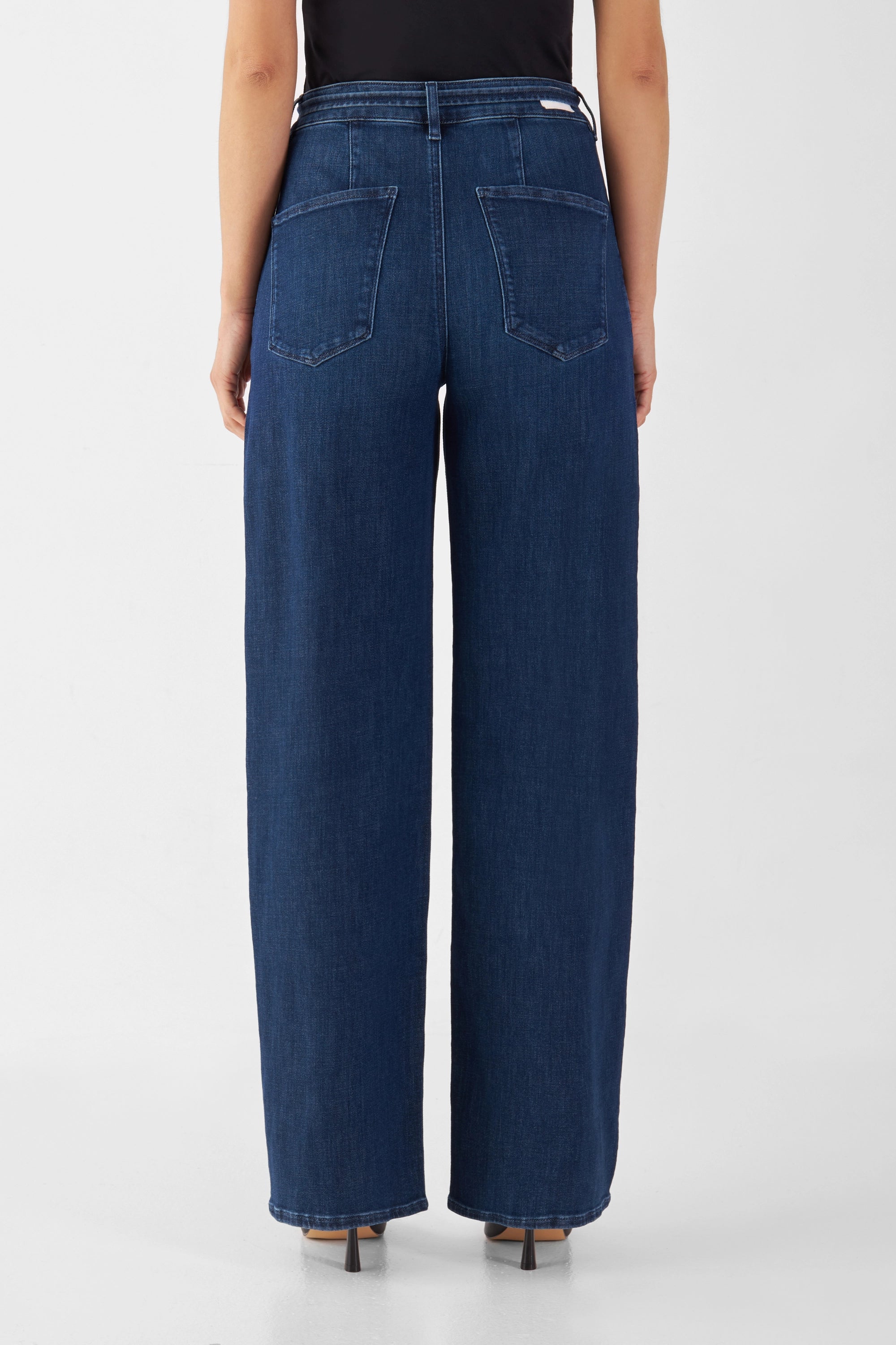 Rückansicht einer dunkelblauen High-Waist-Jeans mit weitem Bein und zwei Gesäßtaschen.