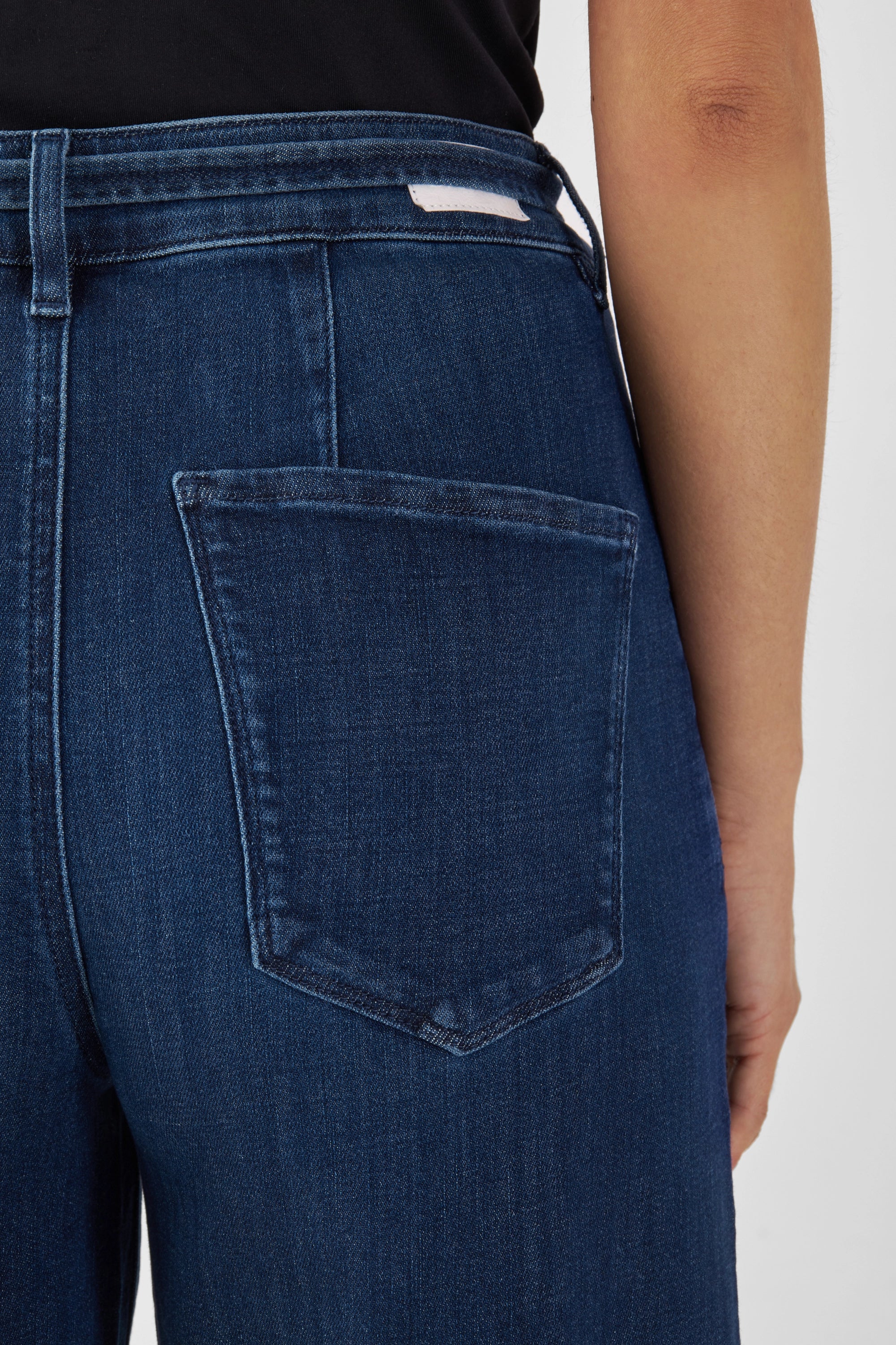 BLINK High Waist Wide Jeans Dark Blue: Rückenansicht, hohe Taille, entspannte Hüfte, weiter gerader Beinverlauf.