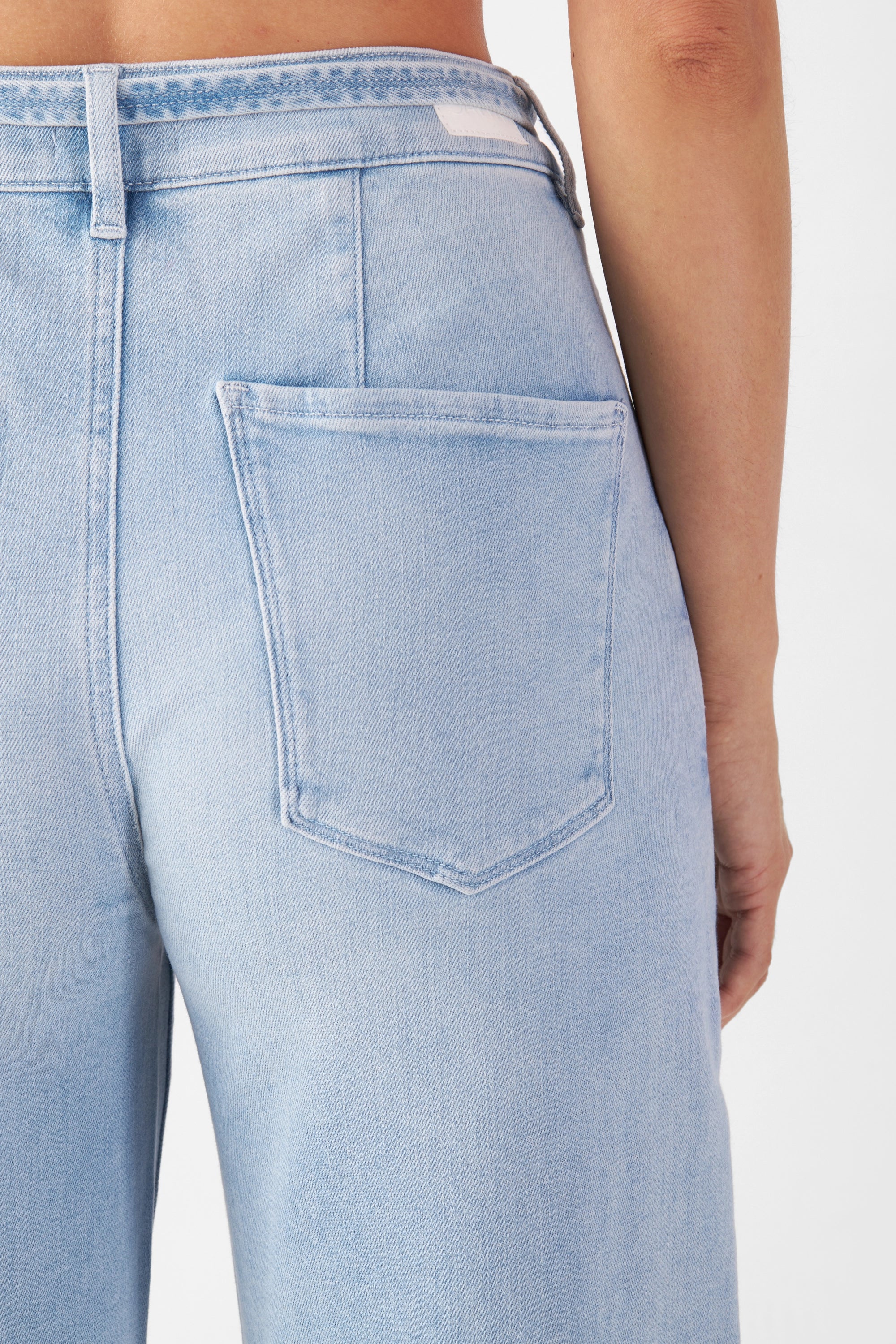 Hellblaues BLINK High-Waist-Jeansmodell, Rückenansicht: hohe Taille, entspannte Hüfte, Gesäßtasche, Gürtel-Schlaufen.