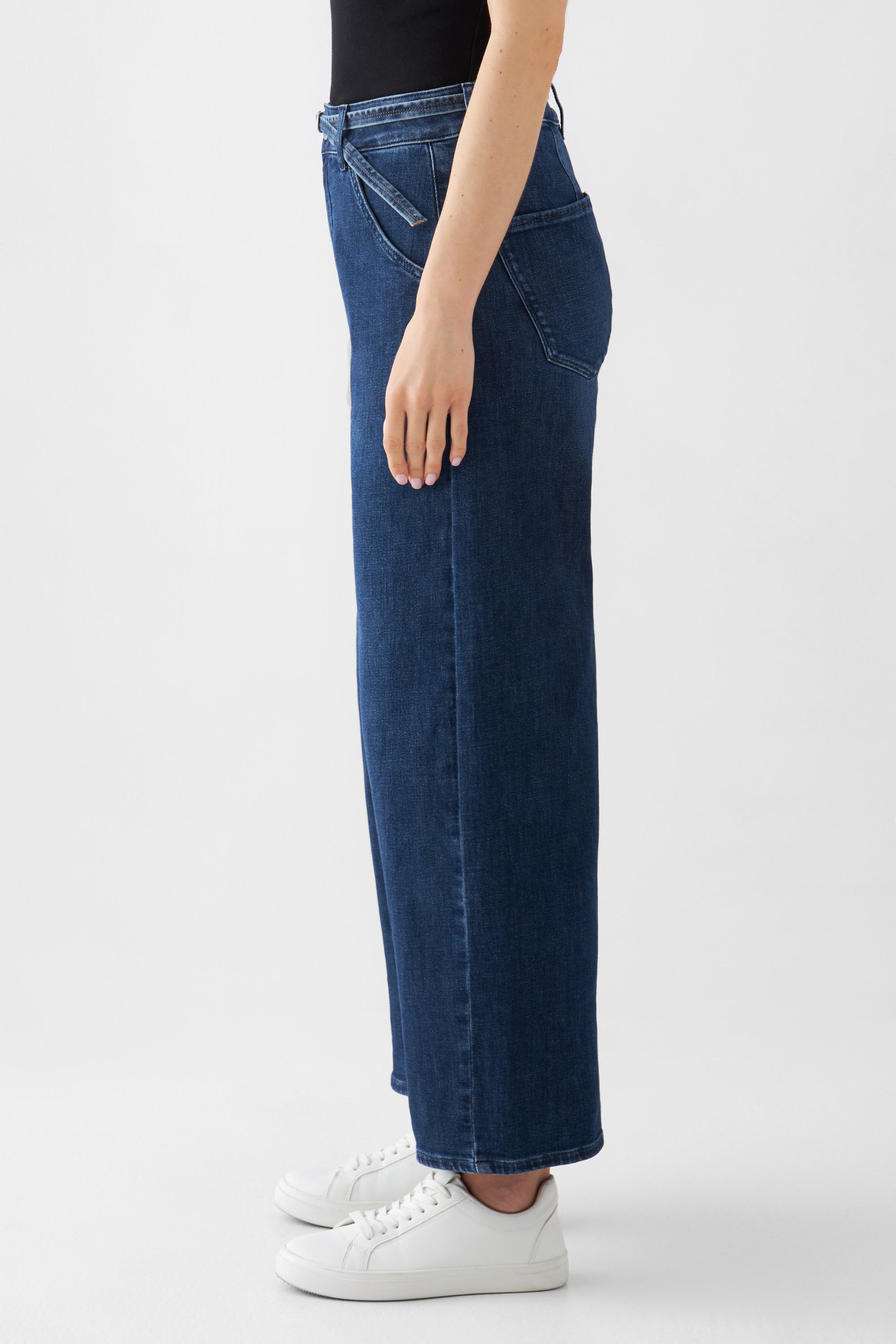 Dunkelblaue High-Waist-Culotte-Jeans aus Bio-Denim mit weitem Bein und abnehmbarem Gürtel; sitzt hoch in der Taille.