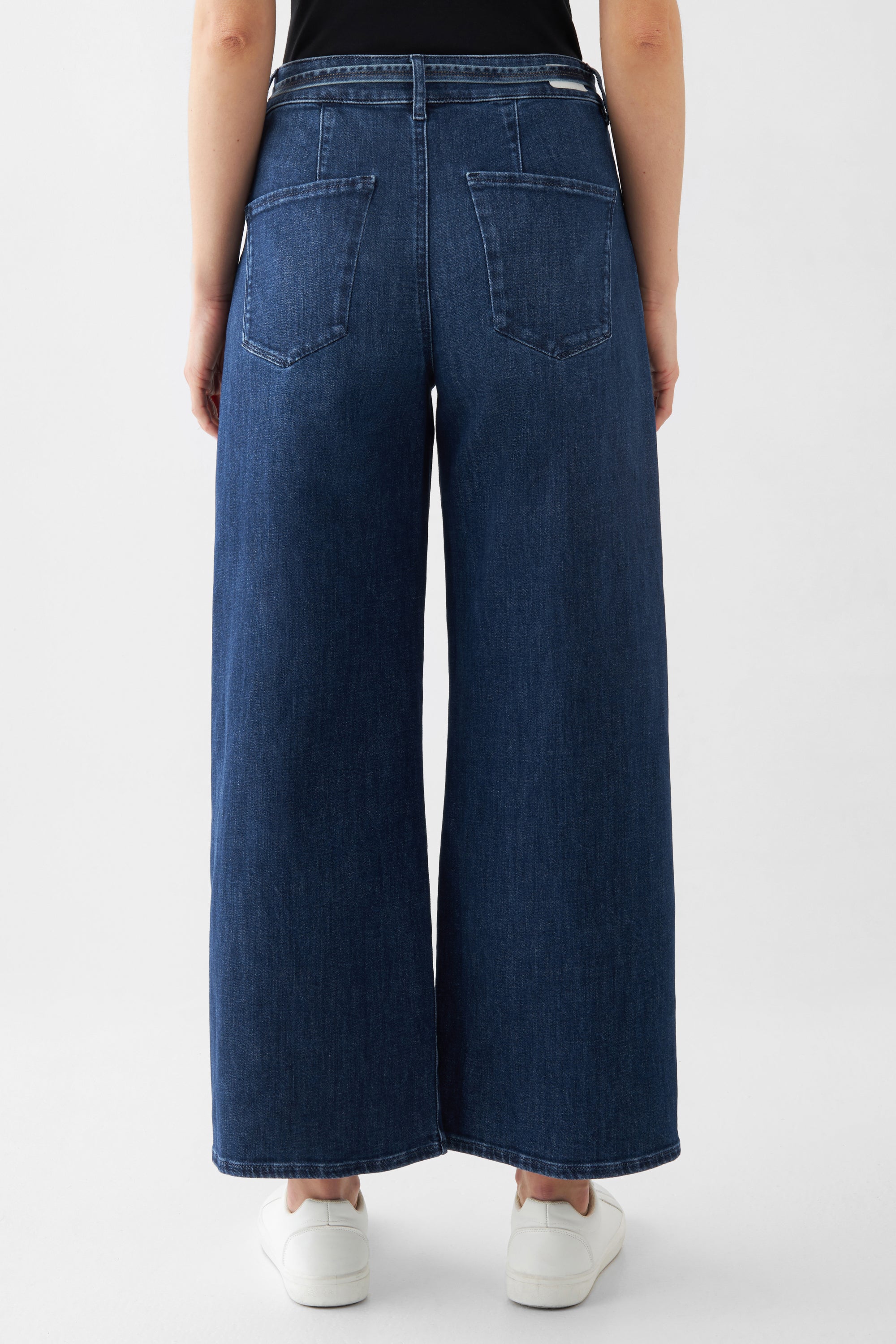 Rückansicht einer dunkelblauen BLINK High-Waist Culotte-Jeans mit hoher Taille, weitem Bein und zwei Gesäßtaschen.