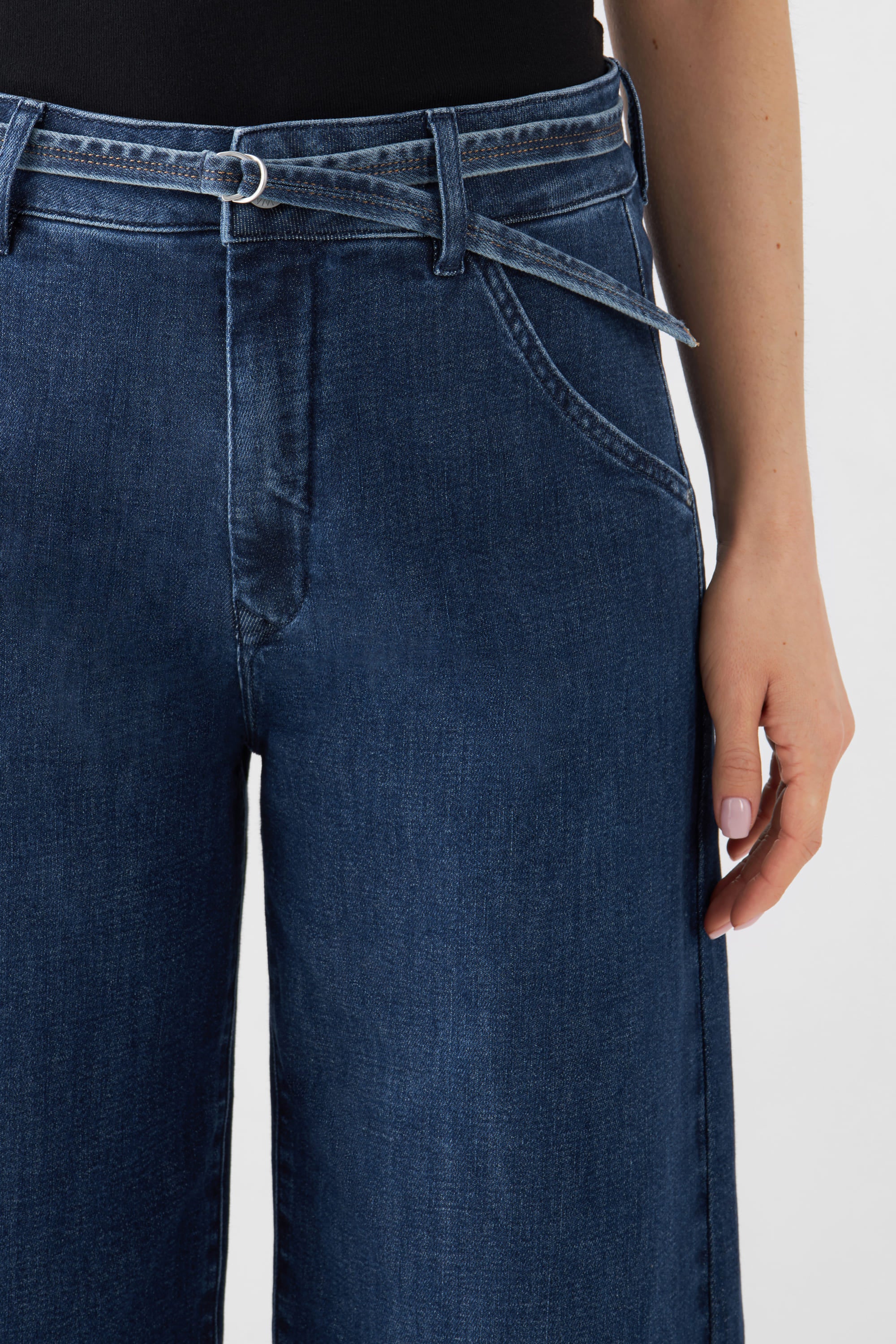 Dunkelblaue High-Waist-Culotte-Jeans mit abnehmbarem Gürtel, Cropped-Bein, Vorderansicht der Taille.