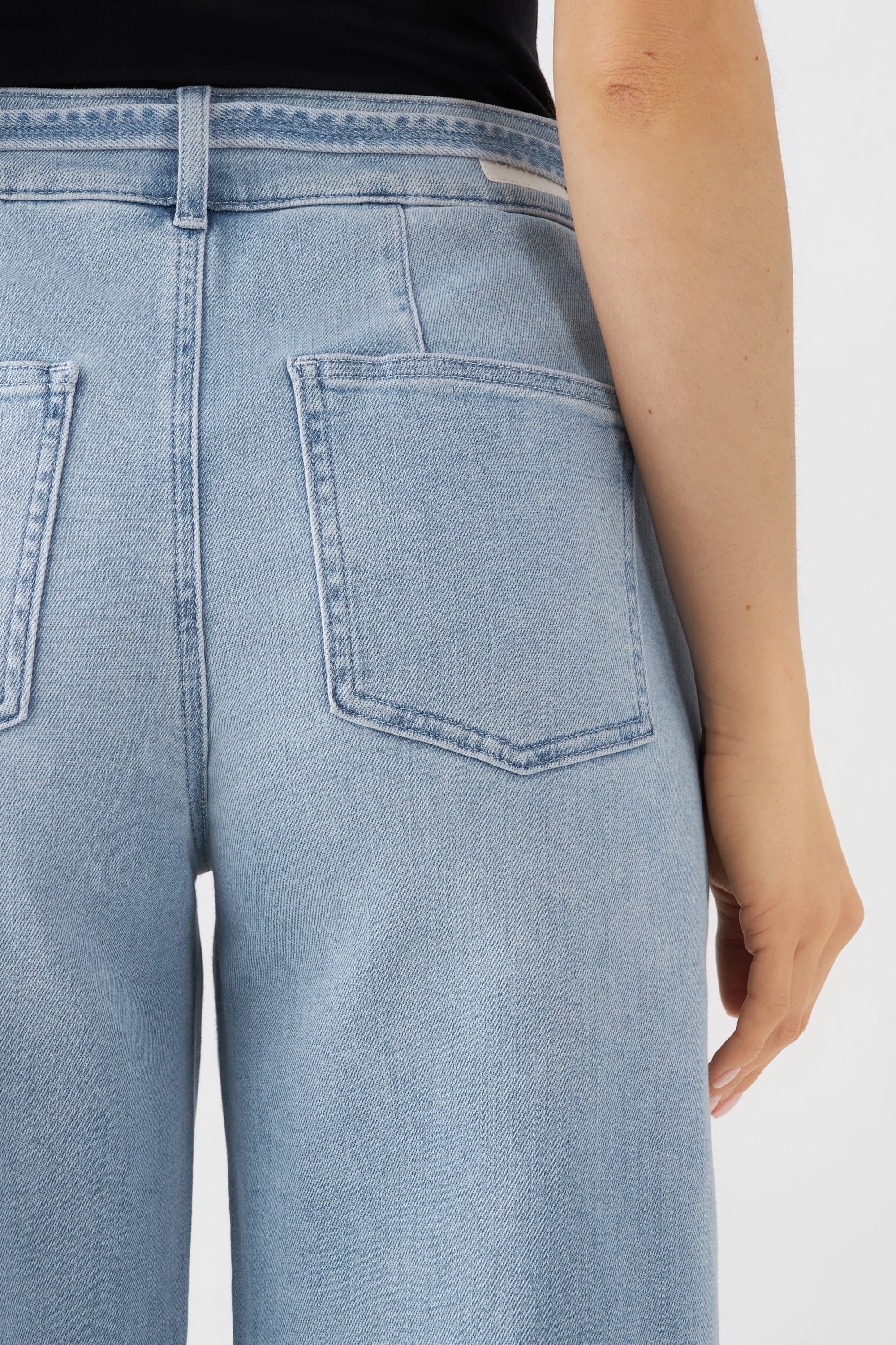 Helleblaue High-Waist-Culotte-Jeans (Cropped) – Rückenansicht mit zwei Gesäßtaschen und Gürtel-Schlaufen.