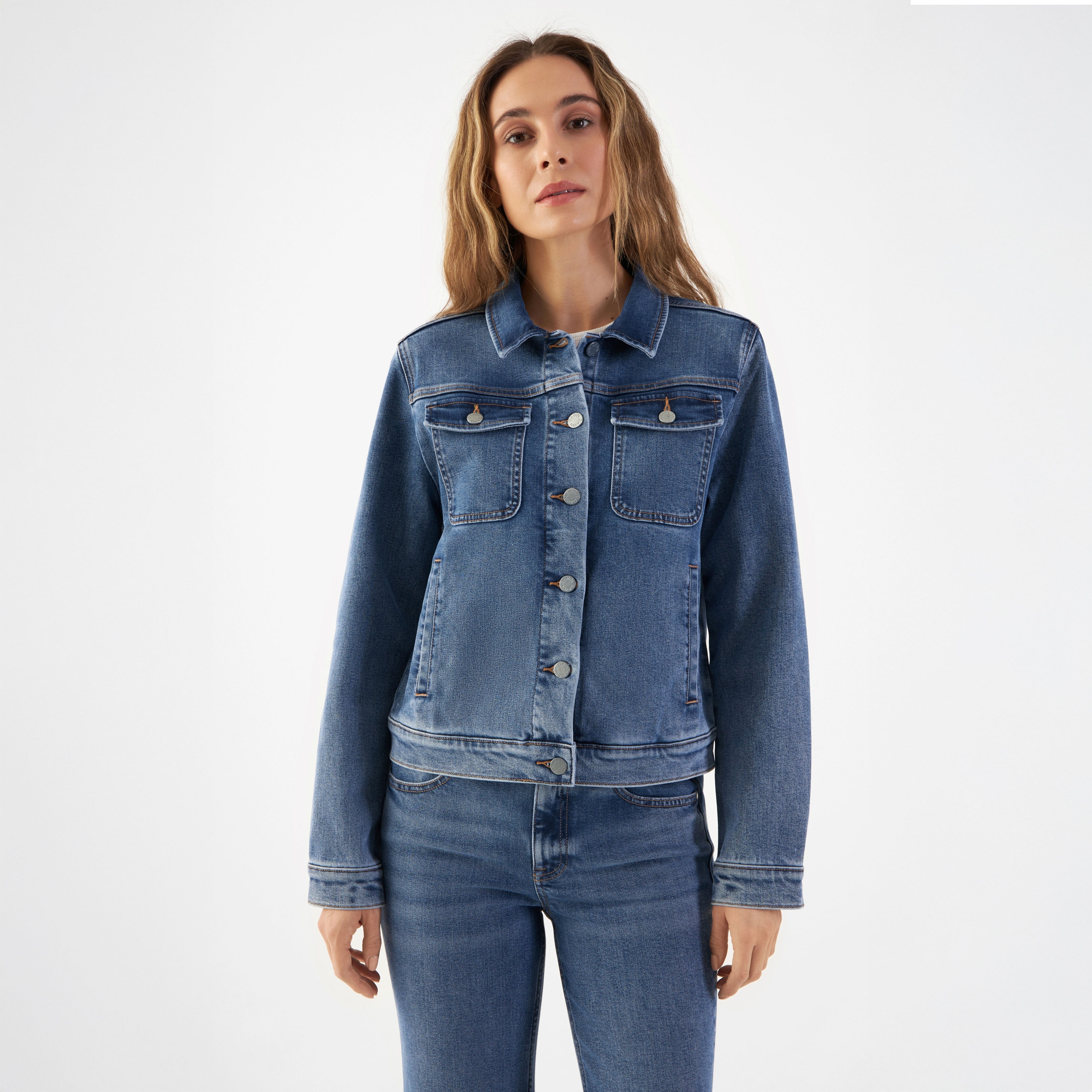CALLISTO Jeansjacke in Medium Blue, gerader Schnitt, zwei Brusttaschen mit Klappen und Metallknöpfen, getragen von einem Model