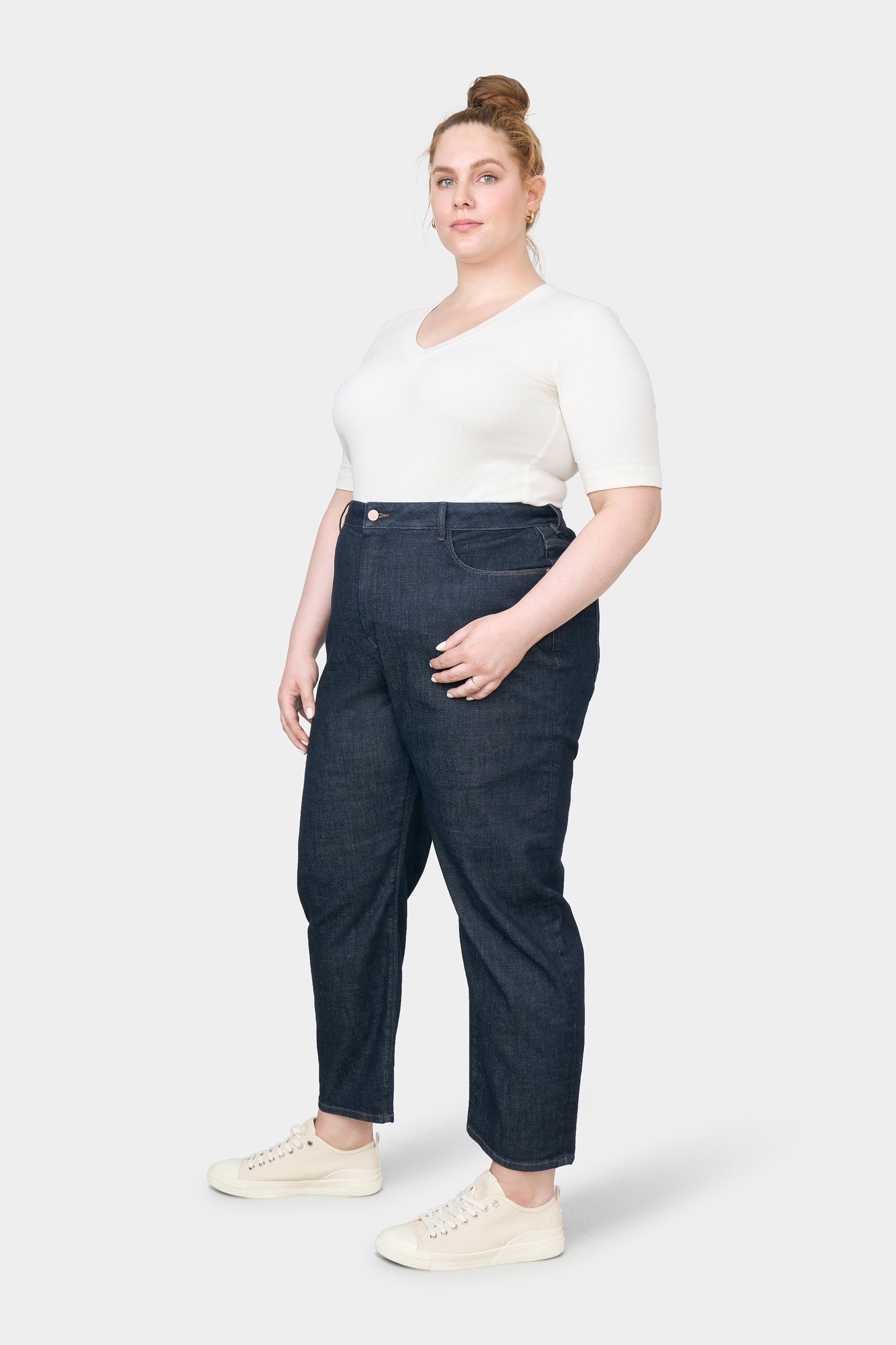 Curvy STARDUST O-Shape Jeans Dark Indigo: hohe Taille, entspannte Hüfte, mittellanger Beinverlauf, zum Saum hin schmaler; mit weißem Top.