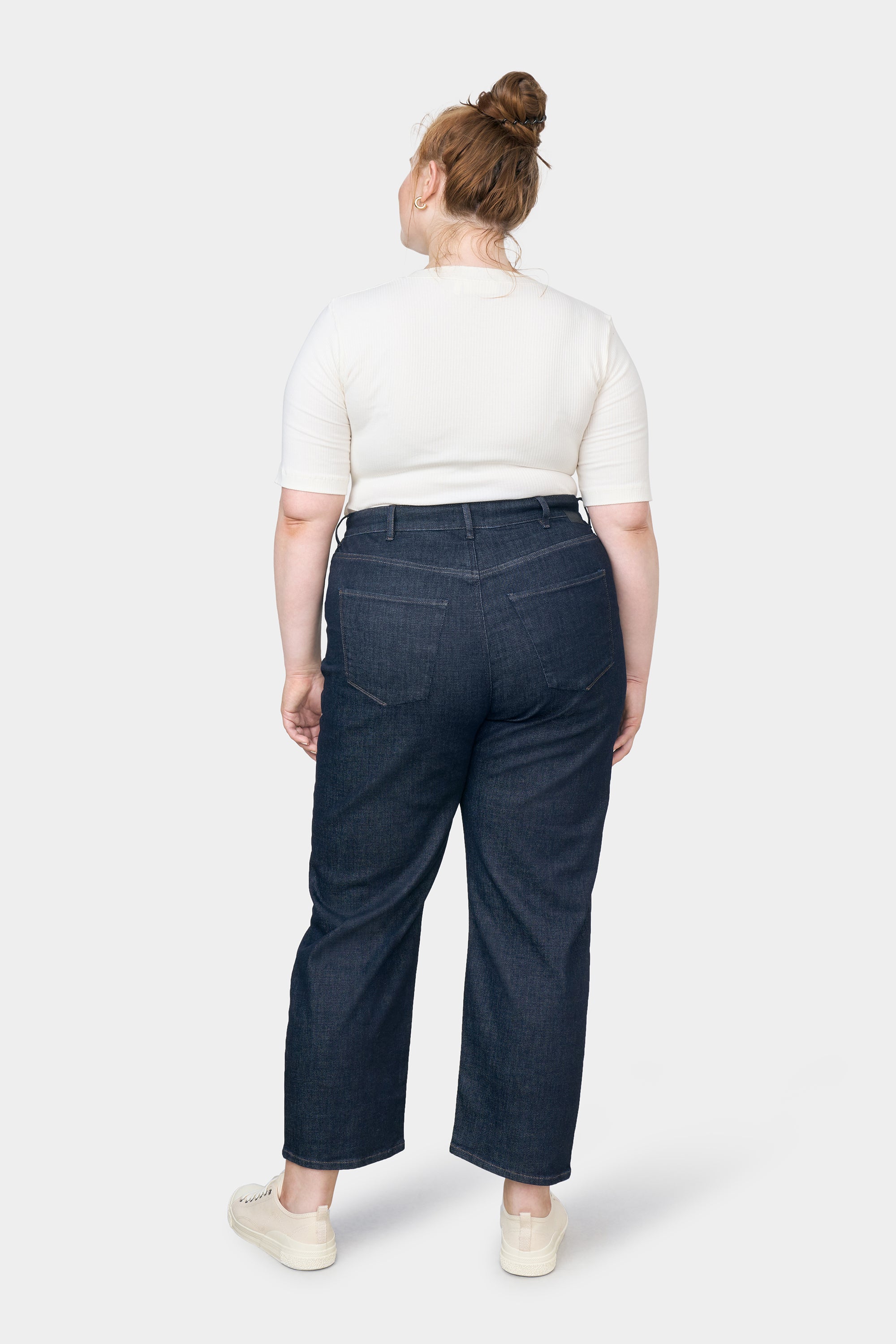 Rückansicht der STARDUST O-Shape Jeans in Dark Indigo: hohe Taille, entspannte Hüfte, mittlerer Beinverlauf, Saum wird schmal, zwei Gesäßtaschen.