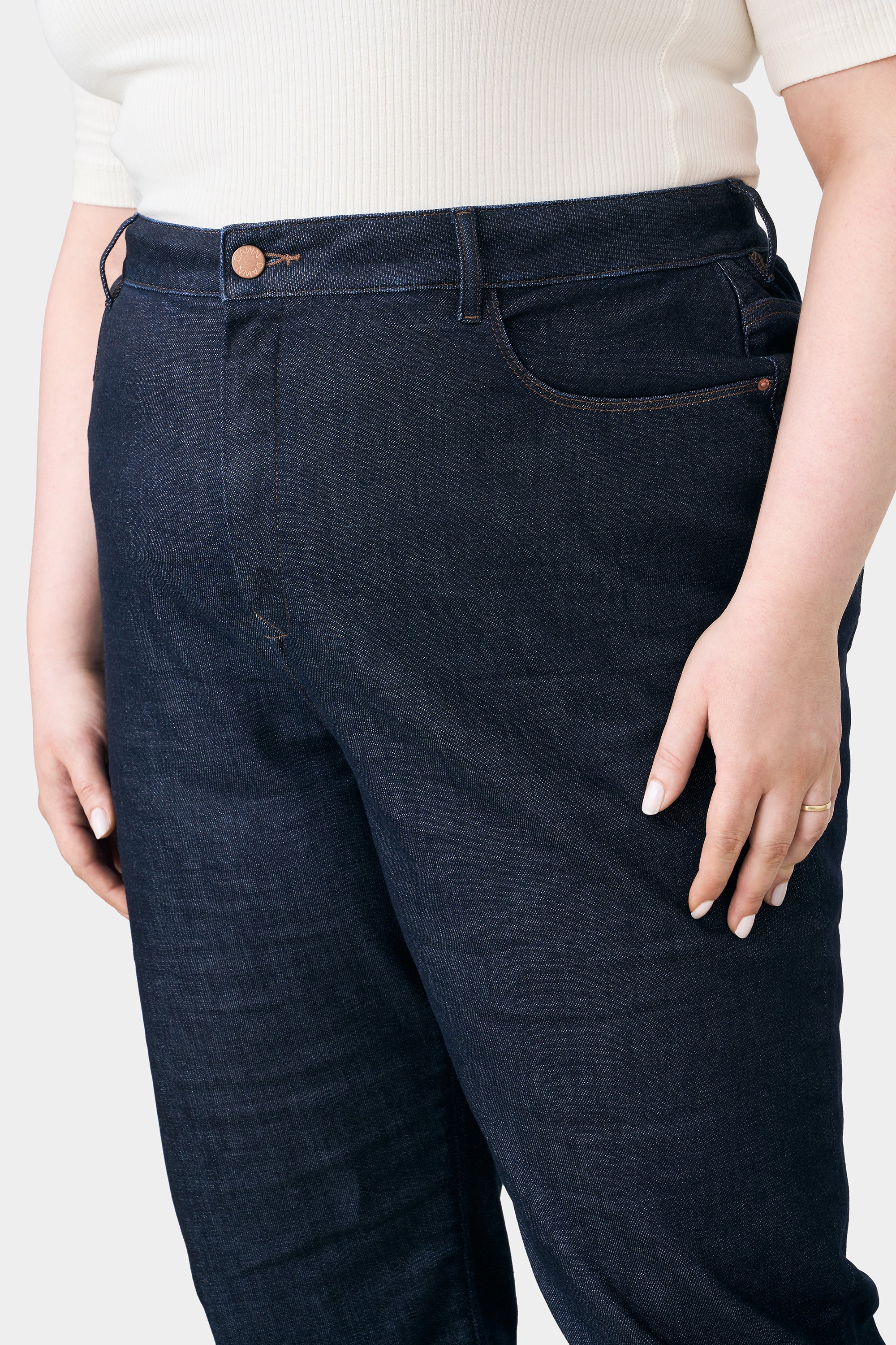 STARDUST O-Shape Jeans in Dunkel-Indigo, Curvy-Fit, hohes Taillenband, entspannte Hüfte, Fronttaschen und kupferner Knopf.