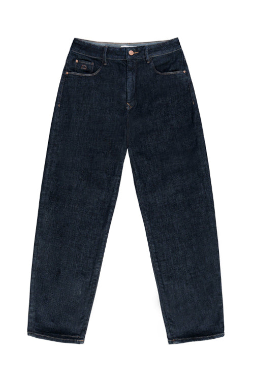 Frontansicht der STARDUST O-Shape Jeans in Dark Indigo: hoch tailliert, lockere Hüfte, mittlerer Beinverlauf, Five-Pocket mit Kupferdetails.