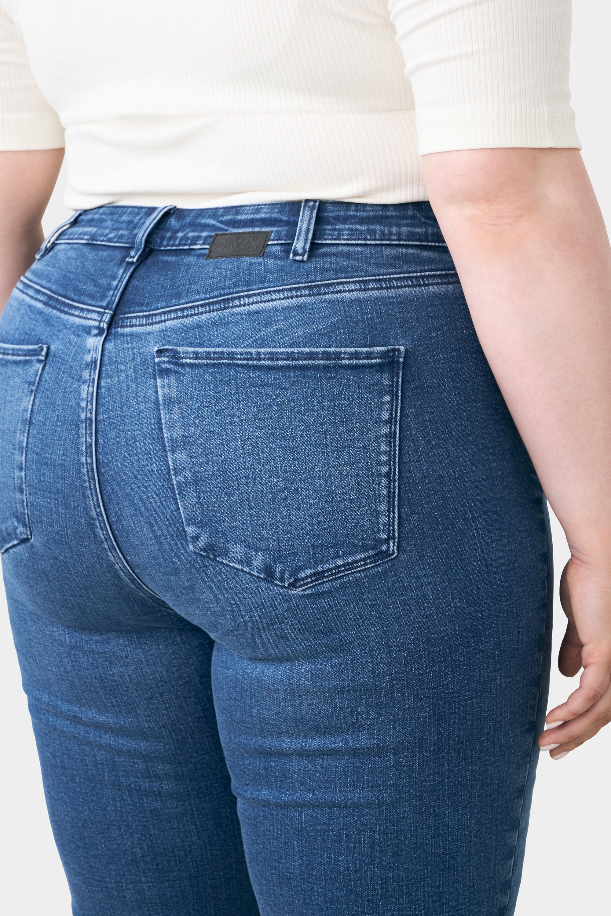 SUN UP Skinny Powerstretch Jeans in Medium Blue – Rückansicht mit zwei Gesäßtaschen, mittelhoch sitzend, Markenlabel am Bund, enganliegende Passform.
