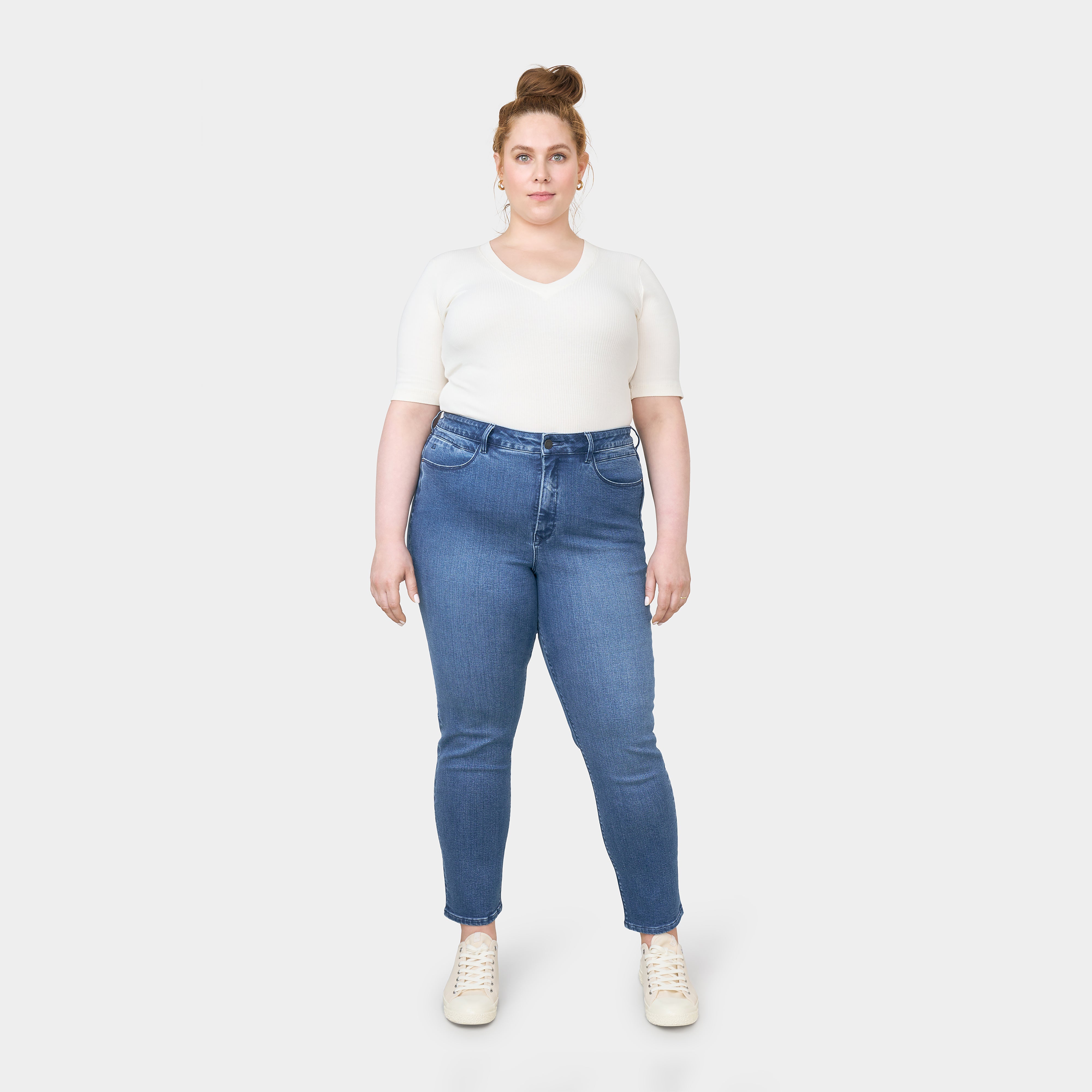 Frontansicht: SUN UP Skinny Jeans in Medium Blue mit Powerstretch, sitzt mittig auf Hüfte und Taille; minimale Taschen-Details.