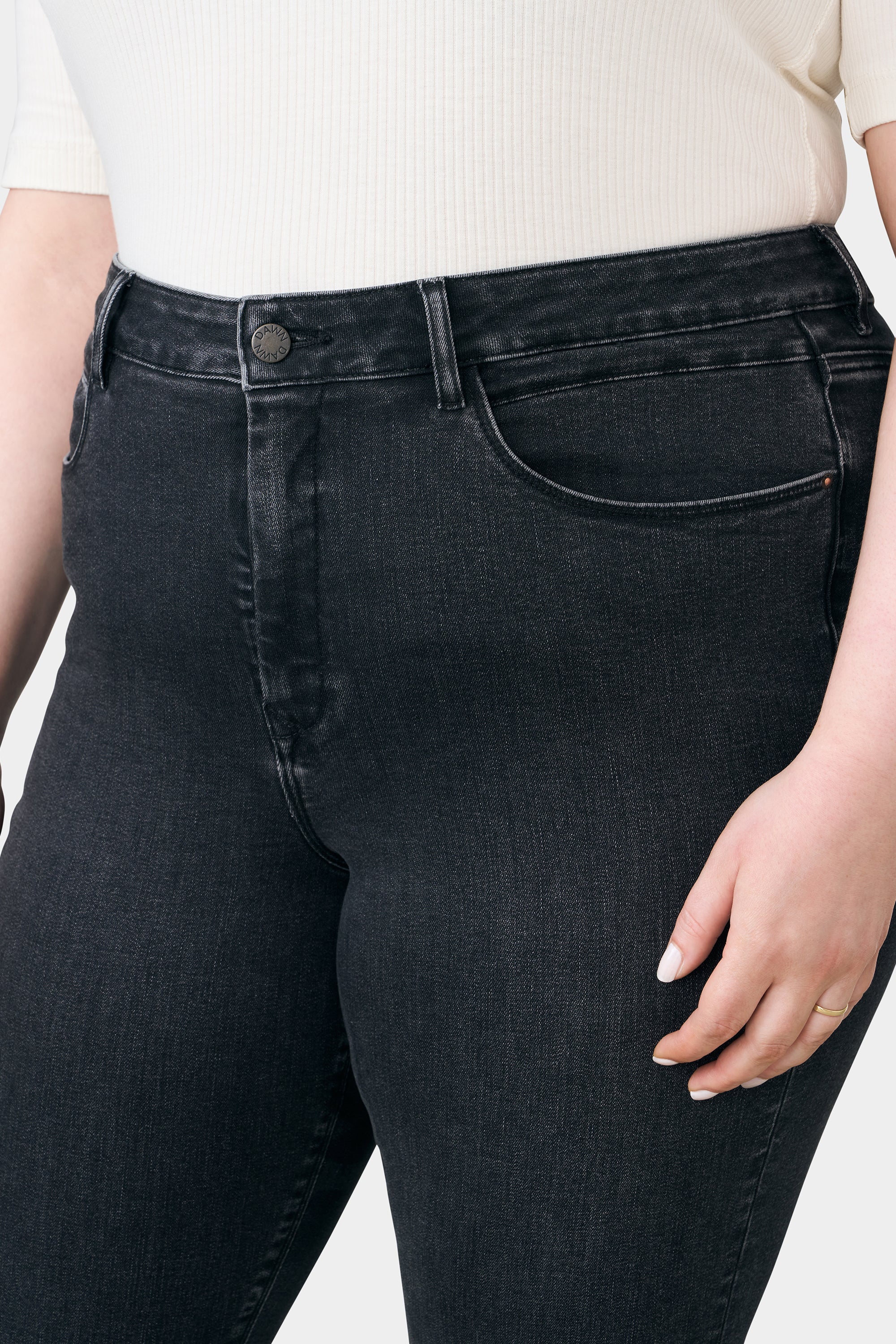 SUN UP Skinny Powerstretch – Curvy, Black Denim: Vorderansicht einer mittelhoch sitzenden schwarzen Skinny-Jeans mit Knopf (DAWN-Logo) und sichtbarer Fronttasche.