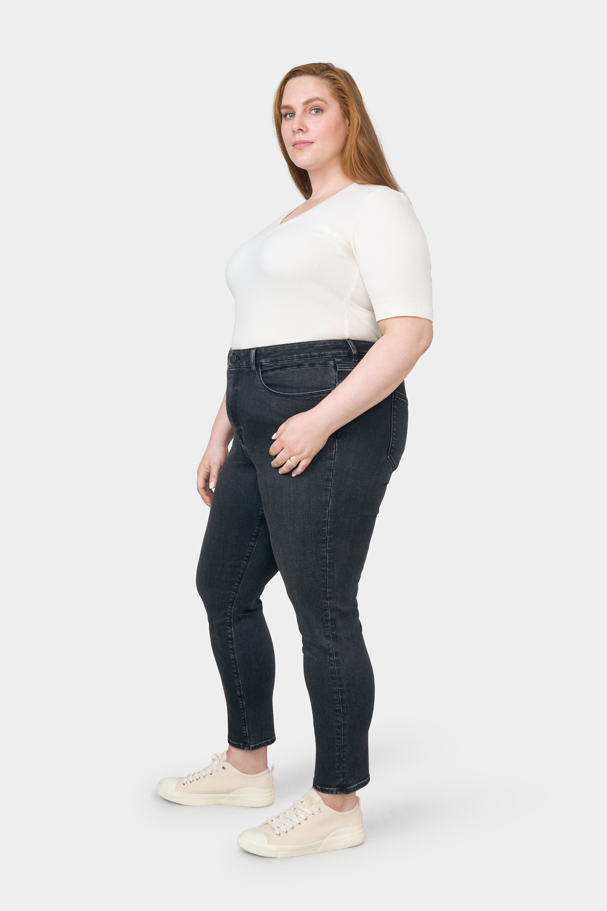 SUN UP Skinny Powerstretch Curvy in Black Denim – mittelhoch sitzende Skinny Jeans, Silhouette betont, getragen von einer Plus-Size-Frau in weißem Oberteil.