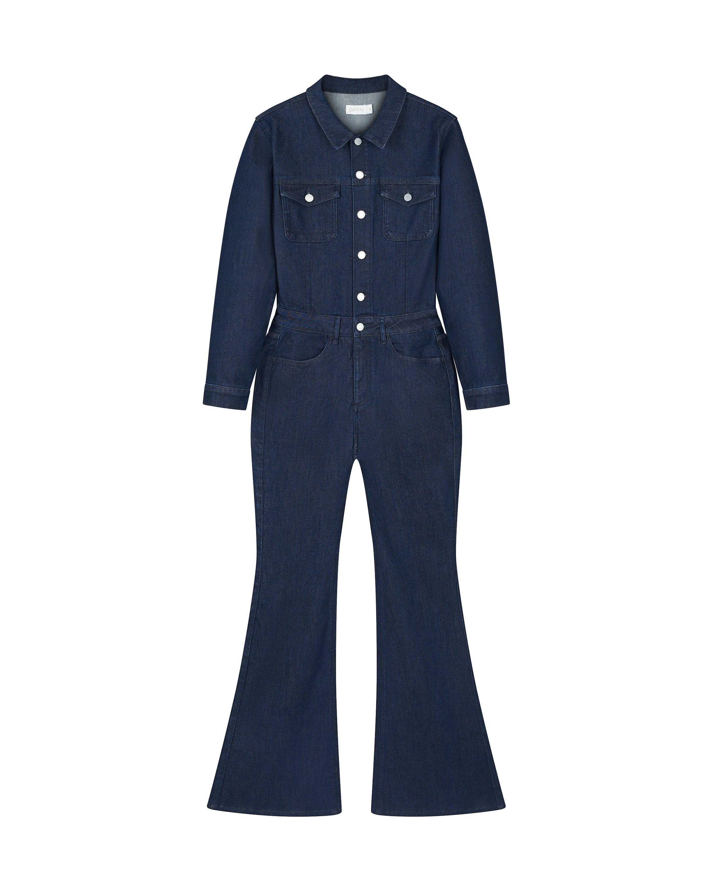 GRACE Flared Overall in Rinse Blue: Denim-Jumpsuit mit Kragen, Frontknopfleiste, zwei Brusttaschen, tailliertem Oberteil und weiterem Beinverlauf.
