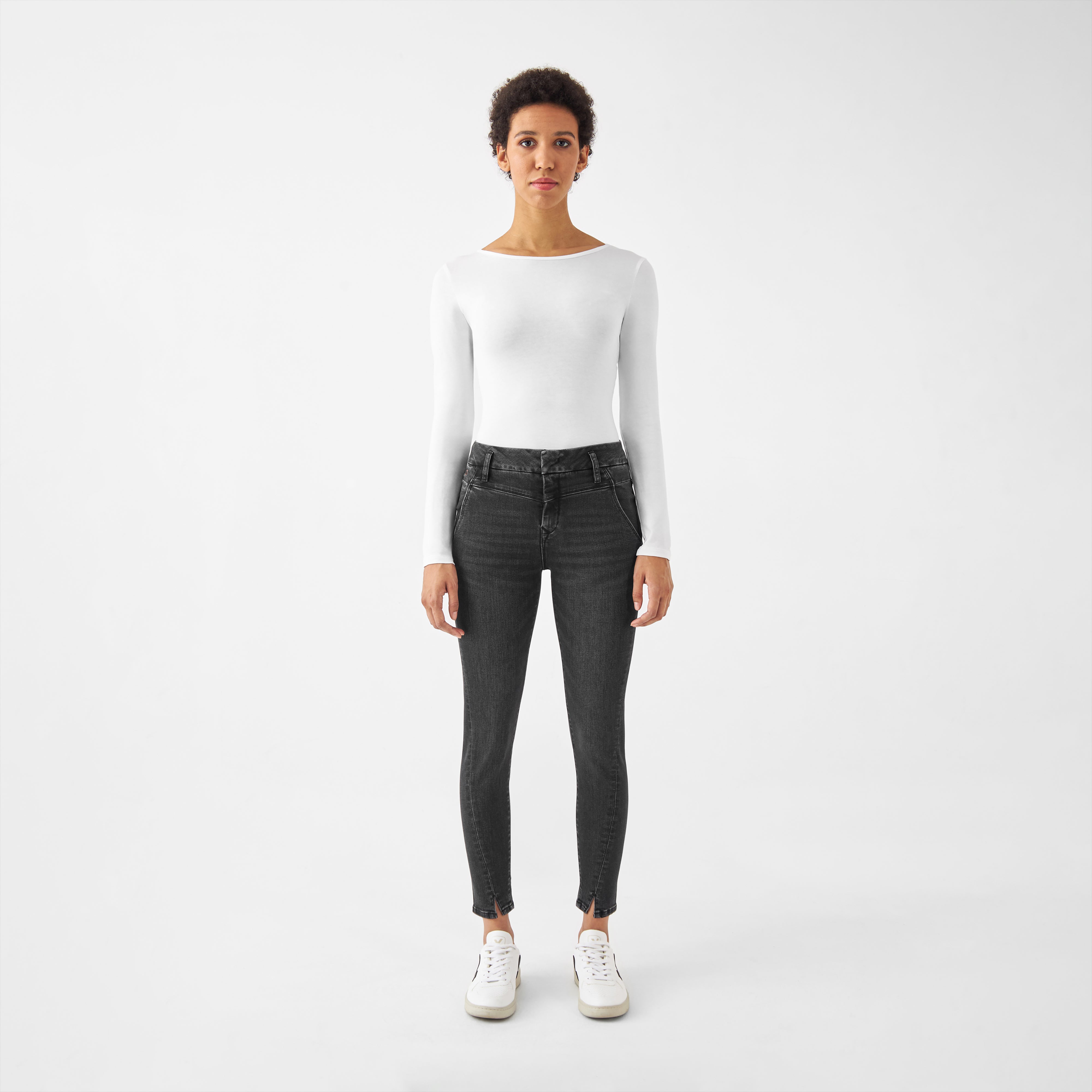 Schwarze SUN UP Skinny Jeans mit Powerstretch, mittig sitzend, schräge Außennaht und Saumschlitz; leicht verkürztes Hosenbein.
