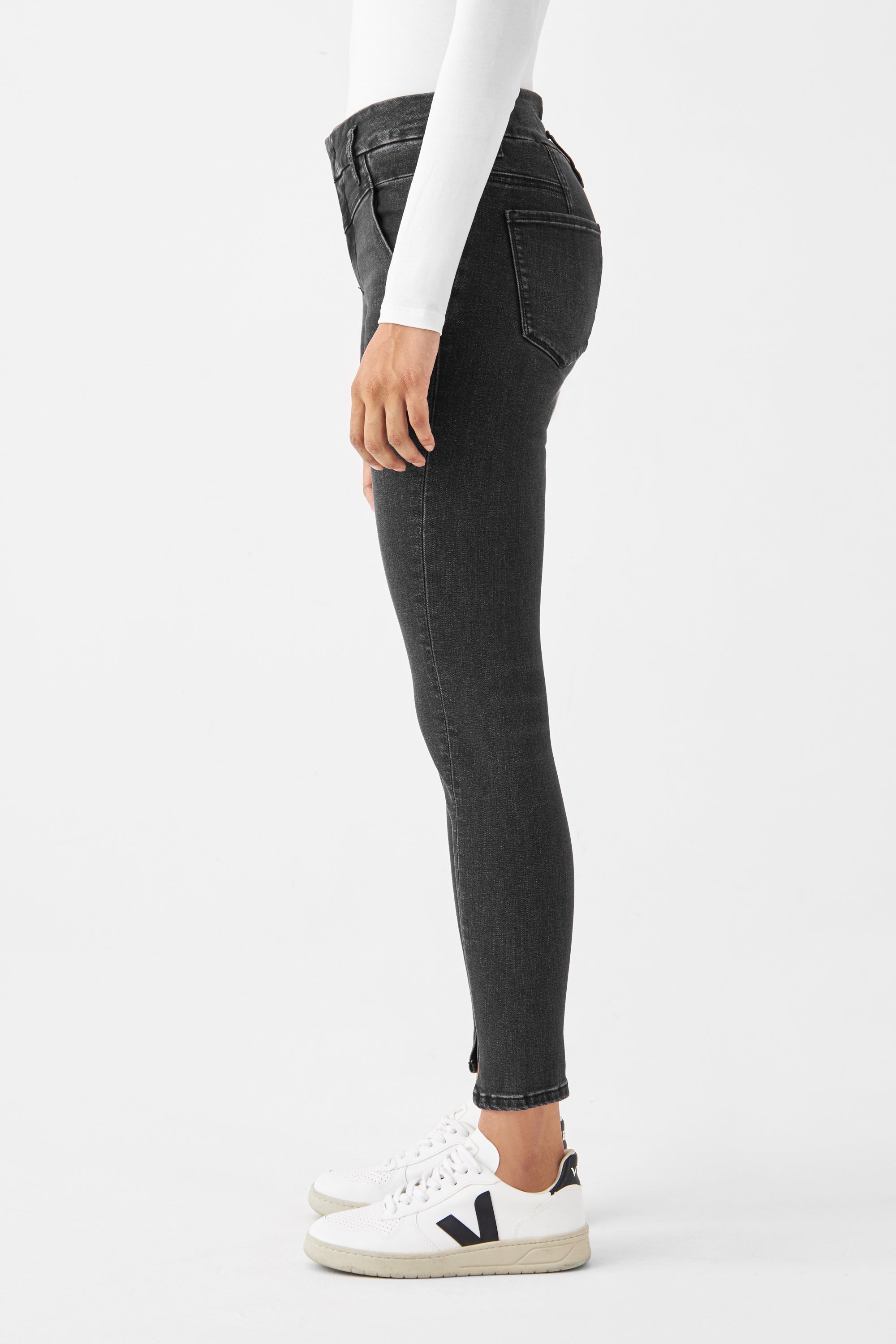 SUN UP Skinny Jeans in Black Denim mit diagonaler Außennaht und Saumschlitz; Powerstretch formt die Figur ohne einzuengen.