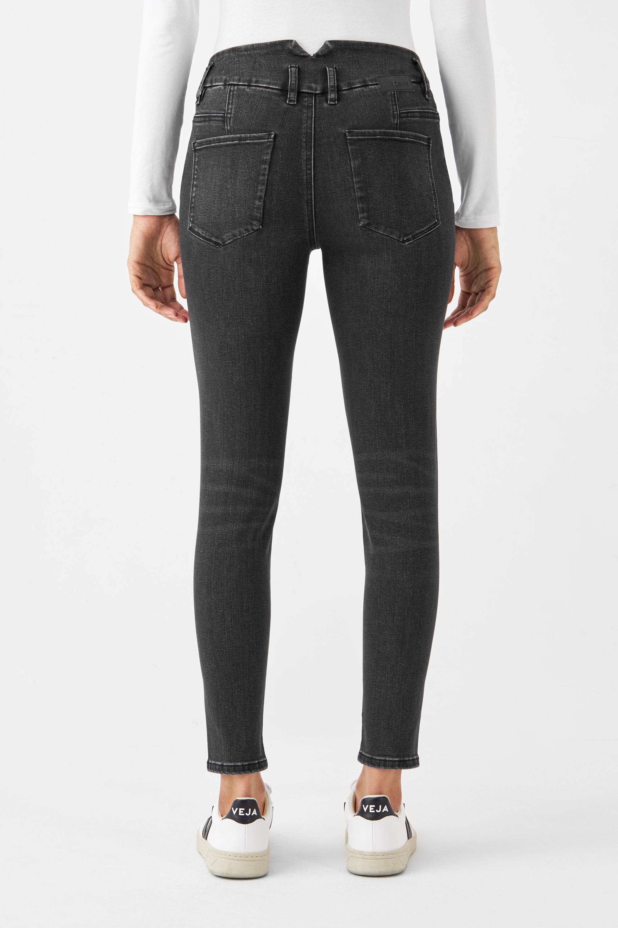 Rückansicht SUN UP Skinny Jeans in Black Denim, mittelhohe Passform, diagonale Außennaht, Saumschlitz, Gesäßtaschen.