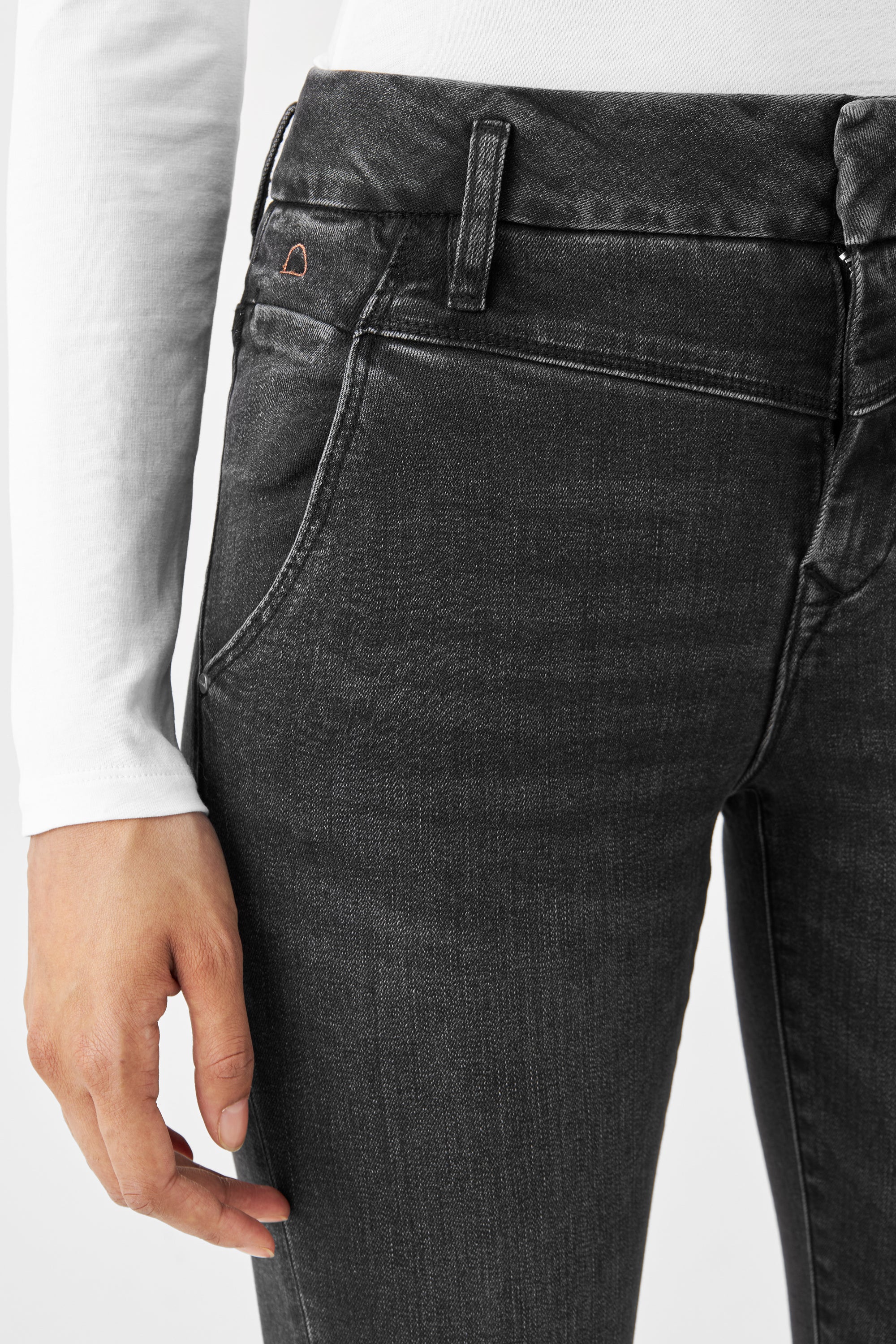 Schwarze SUN UP Skinny-Jeans aus Organic Powerstretch, Vorderansicht mit Gürtelschlaufen, Fronttasche und engem Bein.