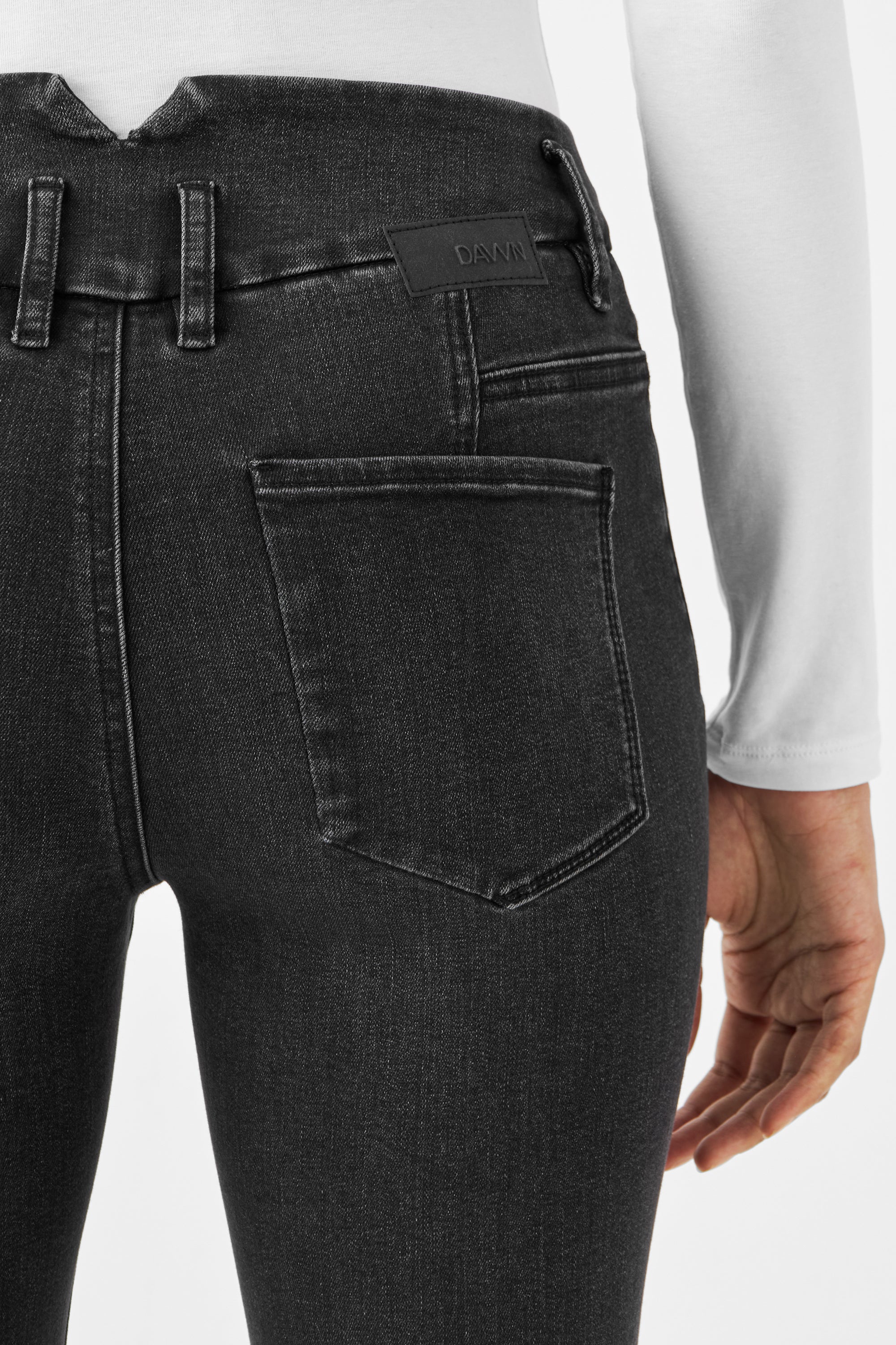 DAWN SUN UP Skinny Powerstretch Black Denim: schwarze Skinny-Jeans, Bund mit DAWN-Label, sichtbare Rückentasche.