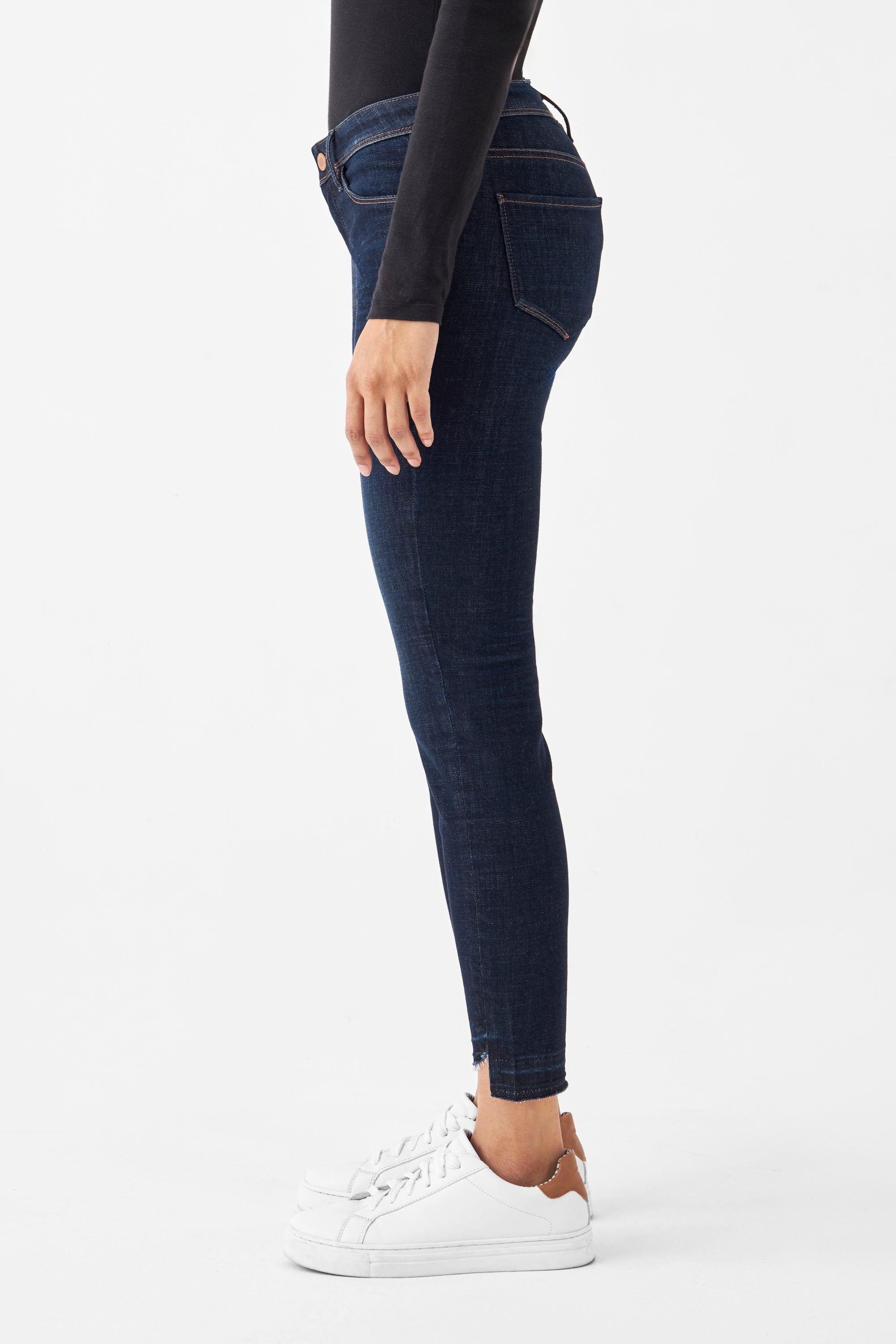 Seitenansicht einer dunkelblauen MID SUN Slim-Fit Jeans aus Organic Comfortstretch, 5-Pocket-Design, offener, fransiger Saum.