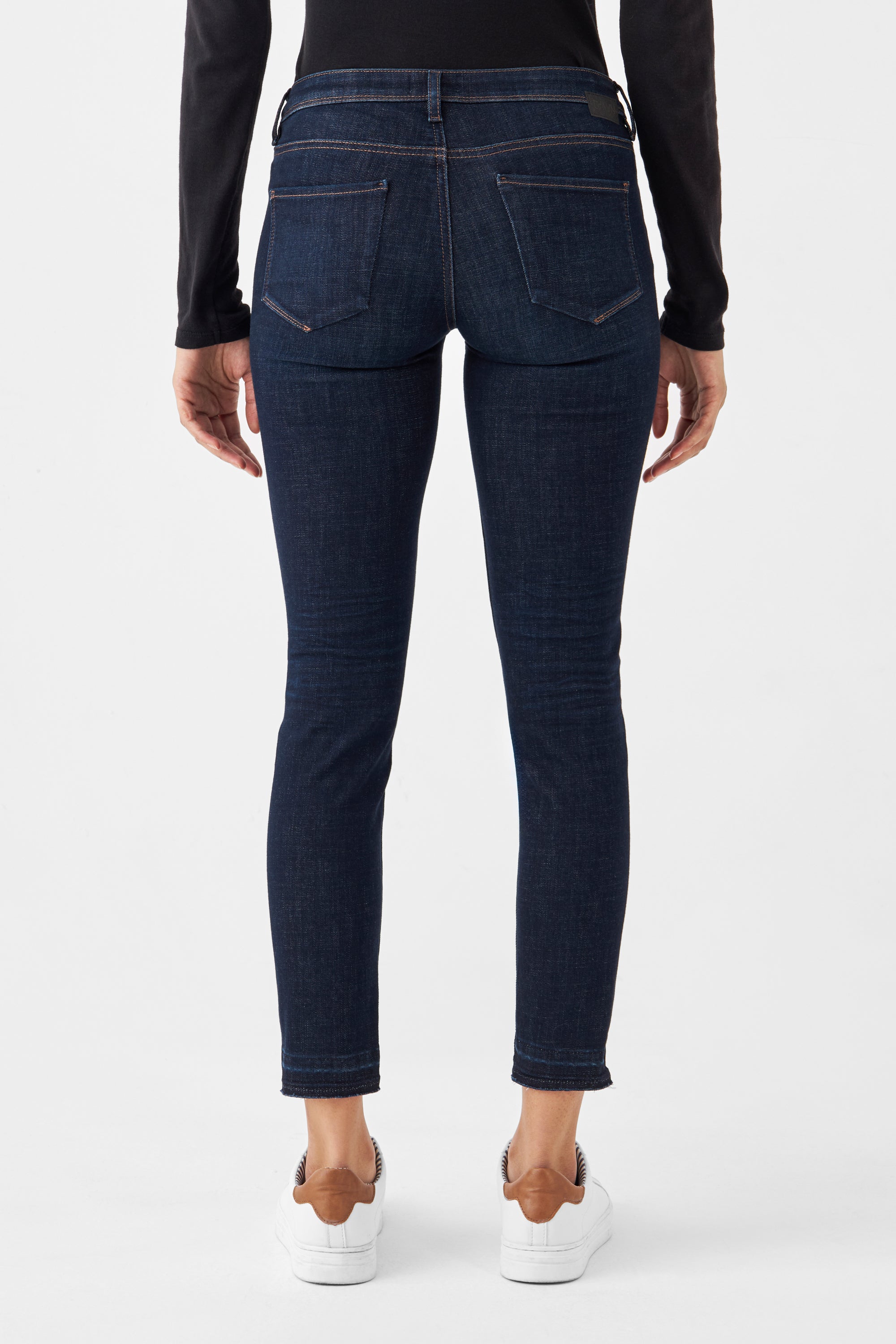 Rückansicht einer dunkelblauen MID SUN Slim Comfortstretch Jeans von DAWN mit zwei Gesäßtaschen und Taillenbund.