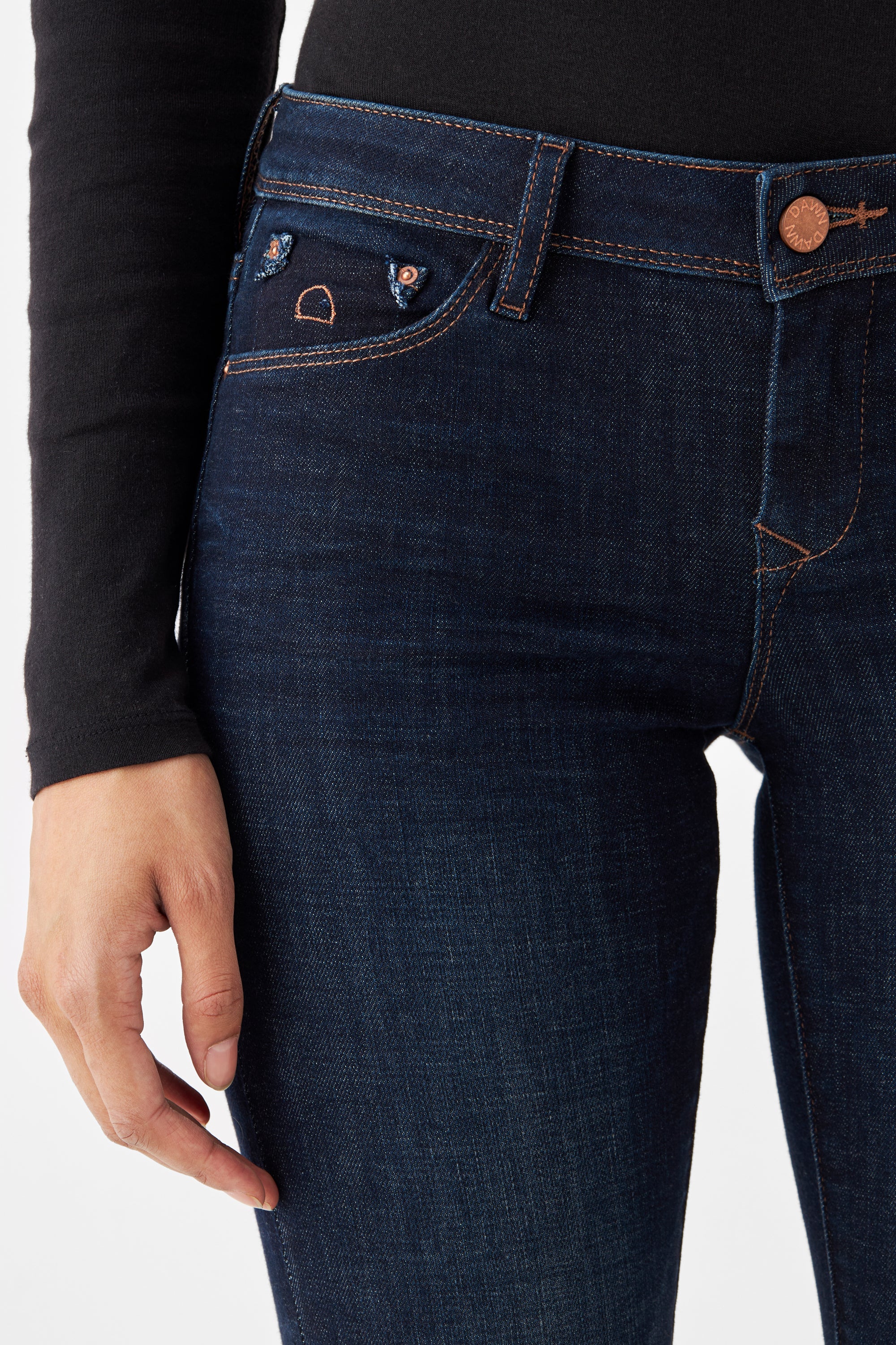 Dunkelblaue MID SUN Slim-Fit Jeans von DAWN, Vorderansicht mit 5-Pocket-Design, Münztasche, goldene Nähte und Markenknopf.