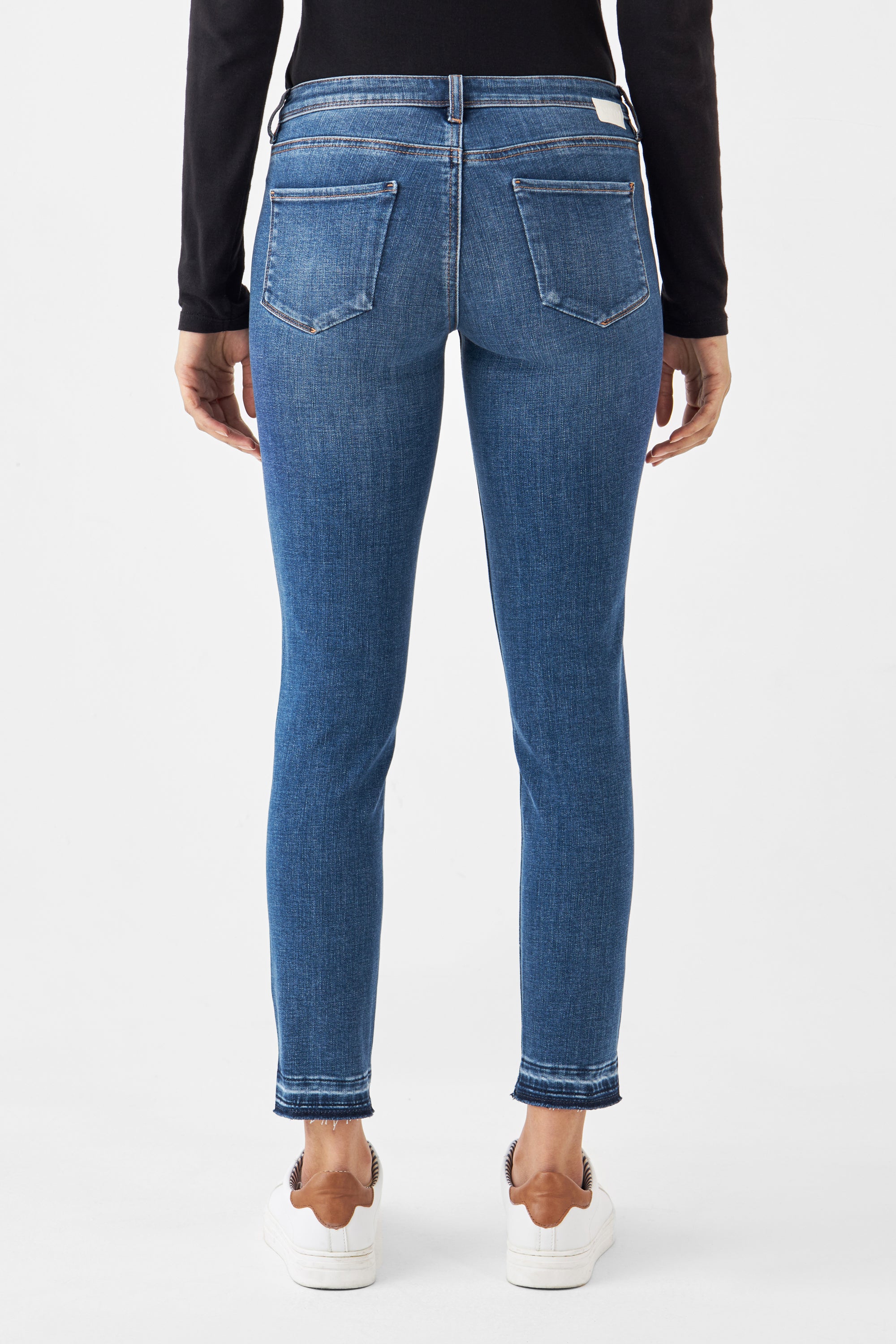 Rückansicht einer mittelblauen MID SUN Slim‑Fit Jeans mit offenem, fransigem Saum und zwei Gesäßtaschen.