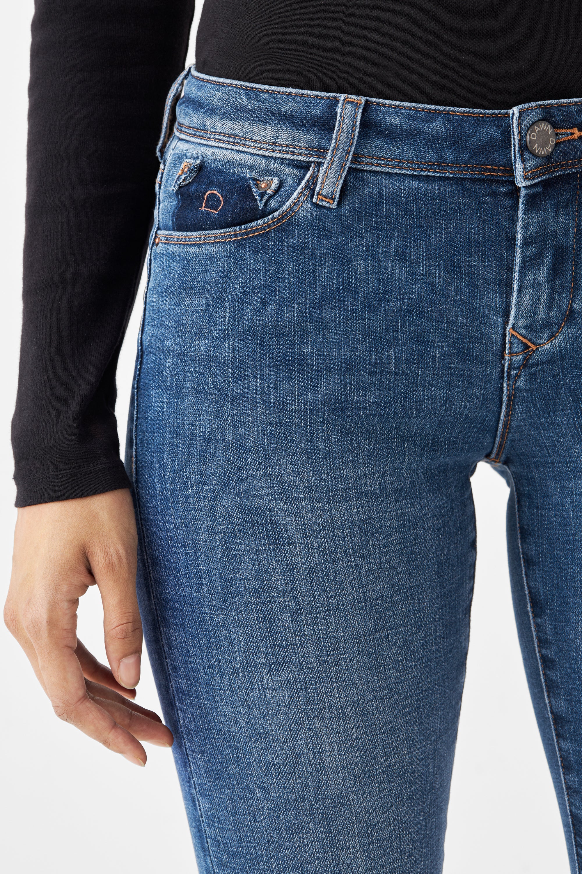 Medium Blue MID SUN Slim Comfortstretch Jeans, Vorderansicht: 5-Pocket-Design, Gürtel-Schlaufen, orange Kontrastnähte, schlankes Bein – getragen zu schwarzem Oberteil.