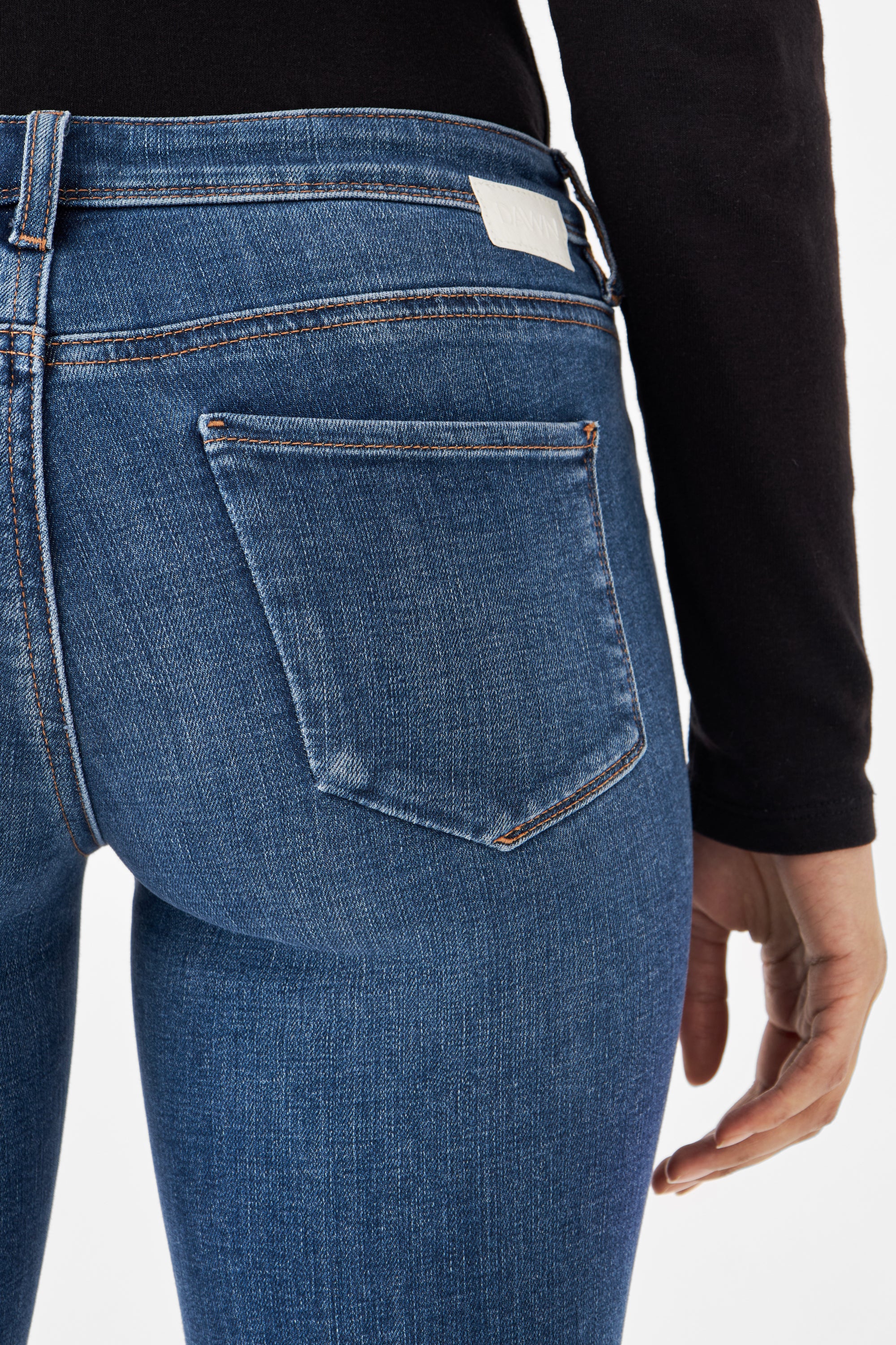 Medium Blue MID SUN Slim-Fit Jeans aus Organic Comfortstretch, Rückentasche mit orange Kontrastnähten und Markenpatch am Bund.