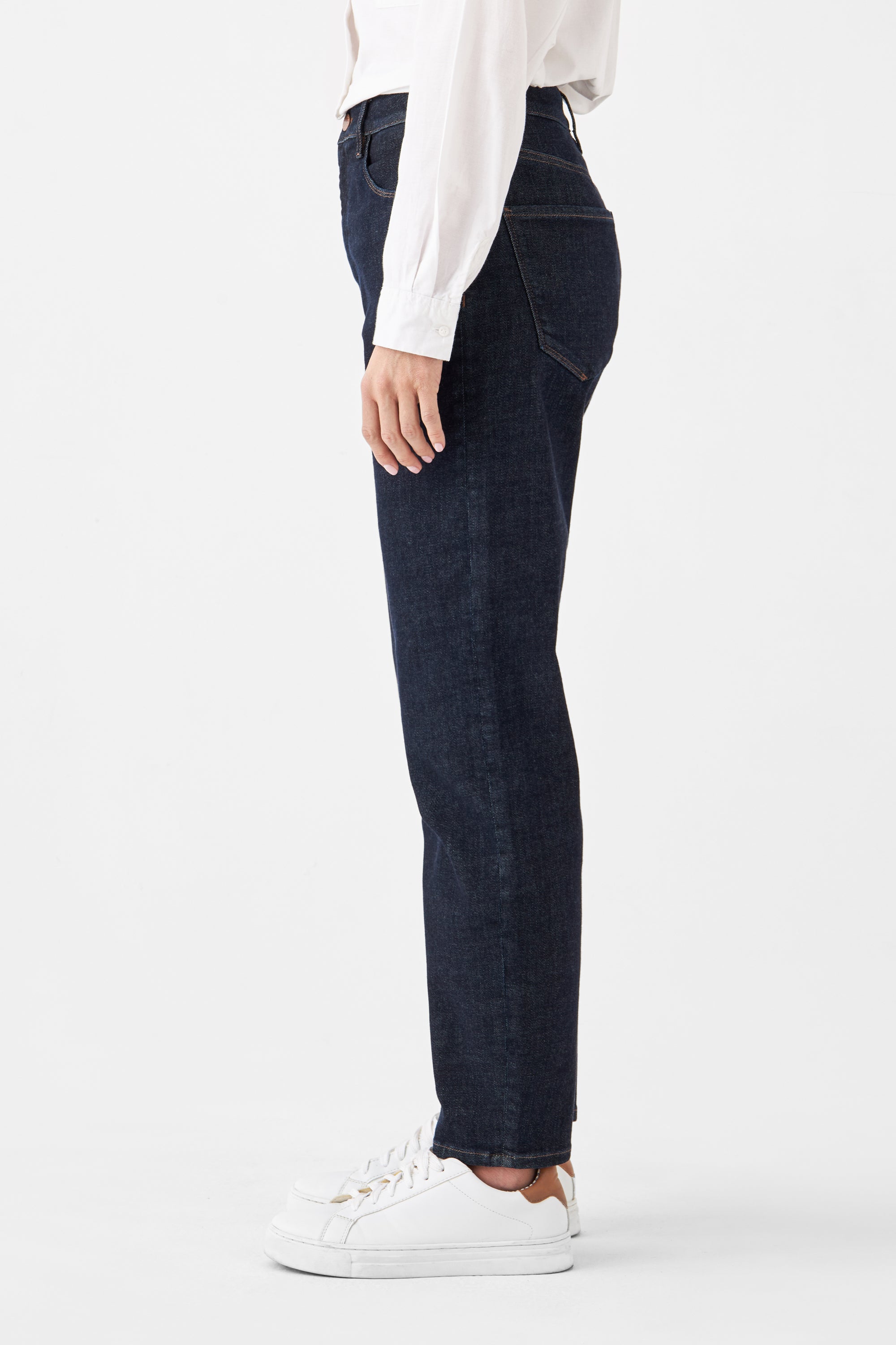 Dunkelindigo STARDUST O-Shape Jeans mit hohem Bund, entspannter Hüfte und leicht schmal werdendem Bein – Seitenansicht eines Modells in weißem Oberteil.