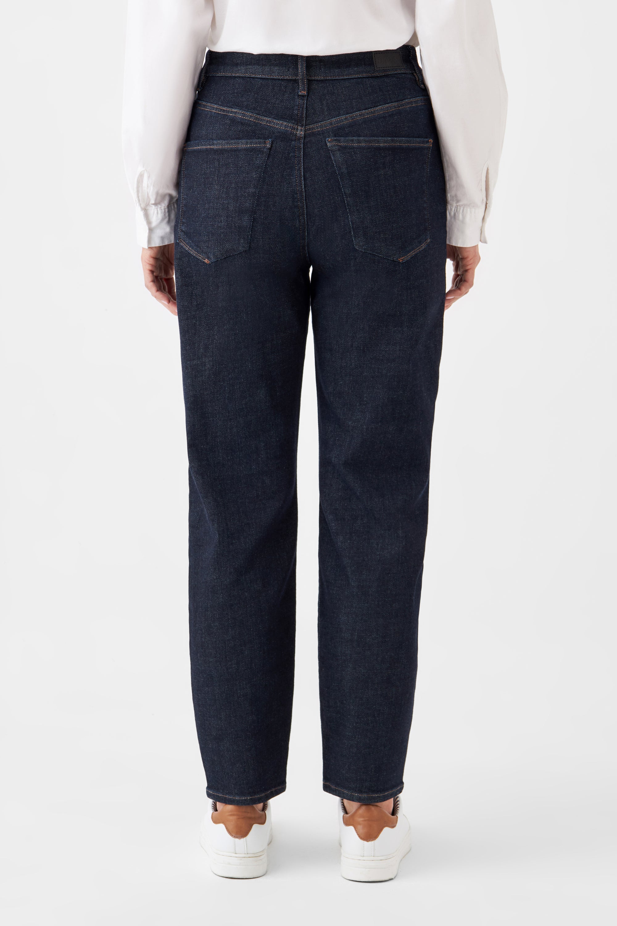 Rückenansicht der STARDUST O-Shape Jeans in Dark Indigo – hoher Bund, entspannter Hüfte, zwei Gesäßtaschen, dunkle Waschung.
