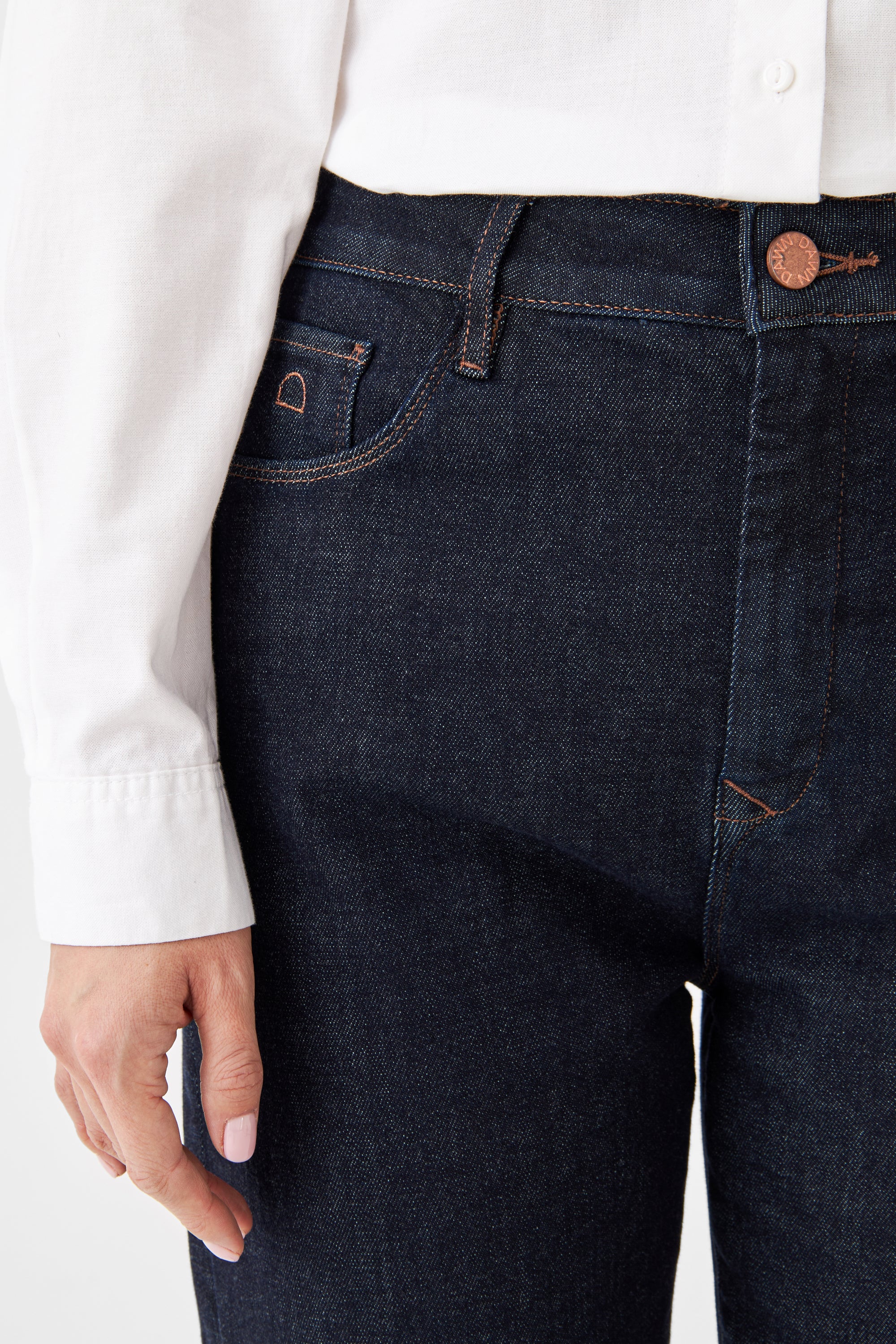 STARDUST O-Shape Soft Denim Jeans in Dark Indigo, High-Waist, Nahaufnahme der Taillenpartie mit Kupferknopf, kontrastreichen Nähten und Vorder- sowie Münztäschchen.