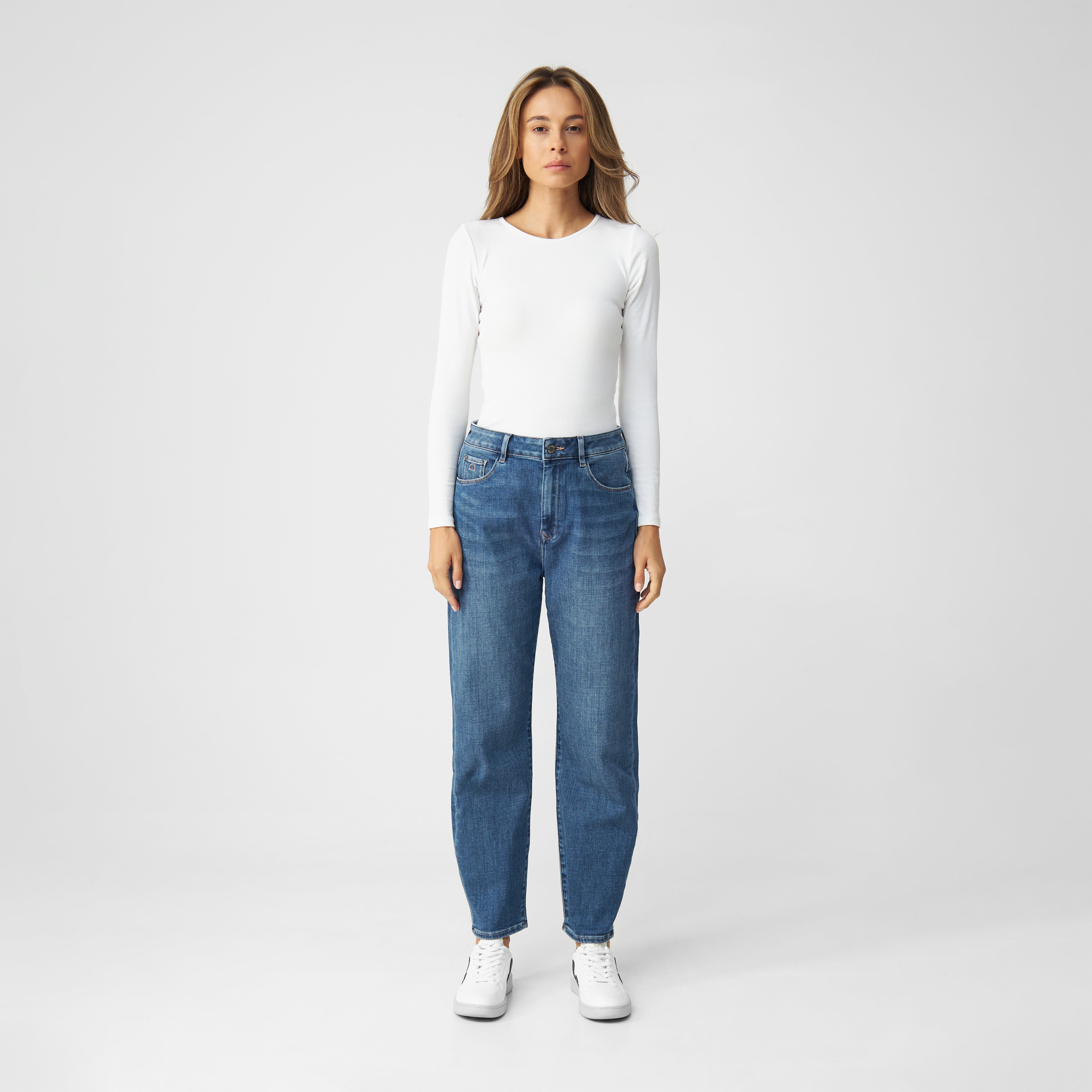 STARDUST O-Shape Jeans in Medium Blue, hoch tailliert, entspannte Hüfte, mittlerer Beinverlauf, zum Saum hin schmal; getragen von Model in weißem Langarmshirt.