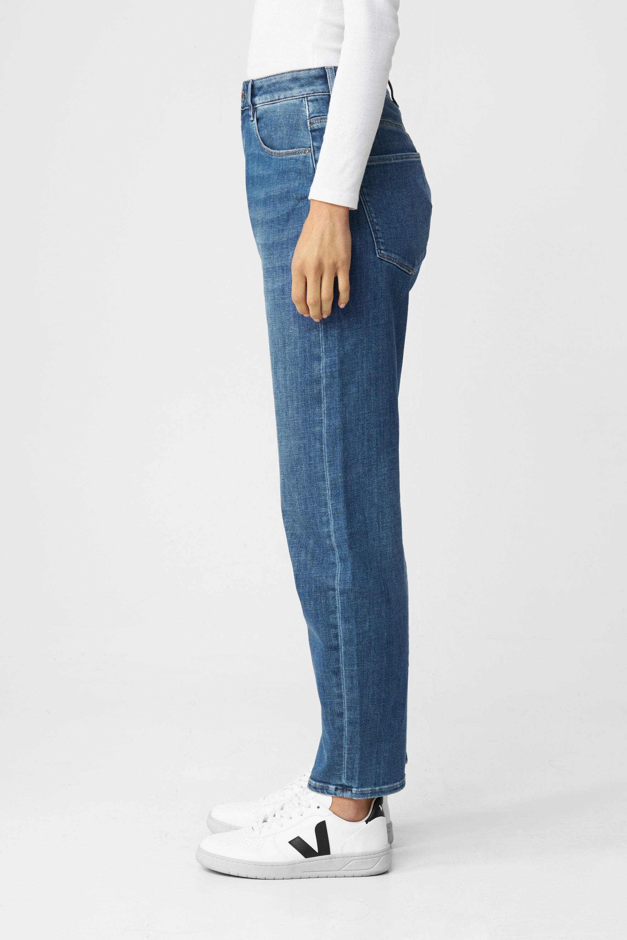 STARDUST O-Shape Jeans in Medium Blue: High-Waist, entspannter Hüftbereich, Beinverlauf schmaler zum Saum.