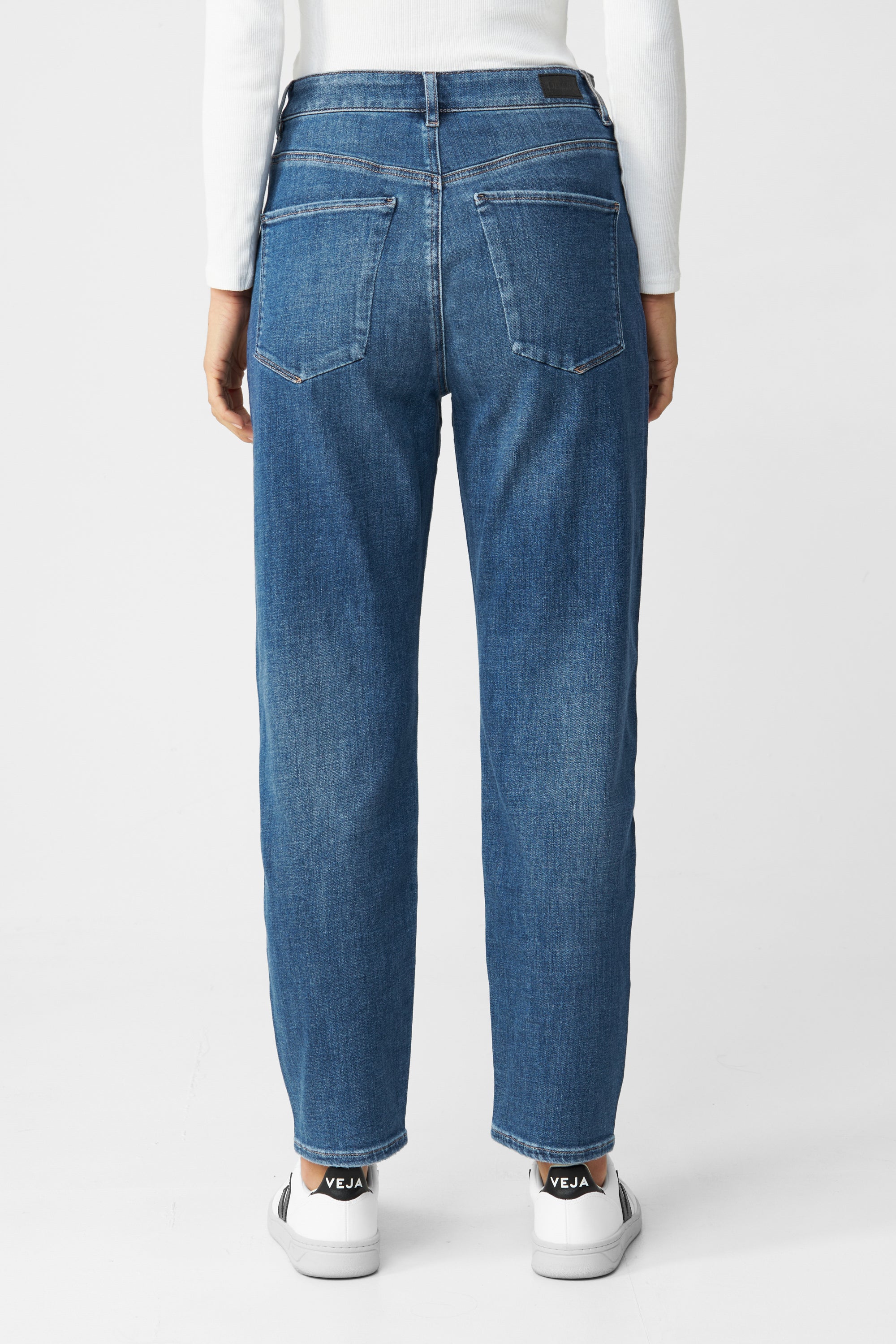 STARDUST O‑Shape Jeans in mittelblau, Rückenansicht: hohe Taille, entspannter Hüftbereich, zwei Gesäßtaschen, gerader bis leicht schmaler Beinverlauf.