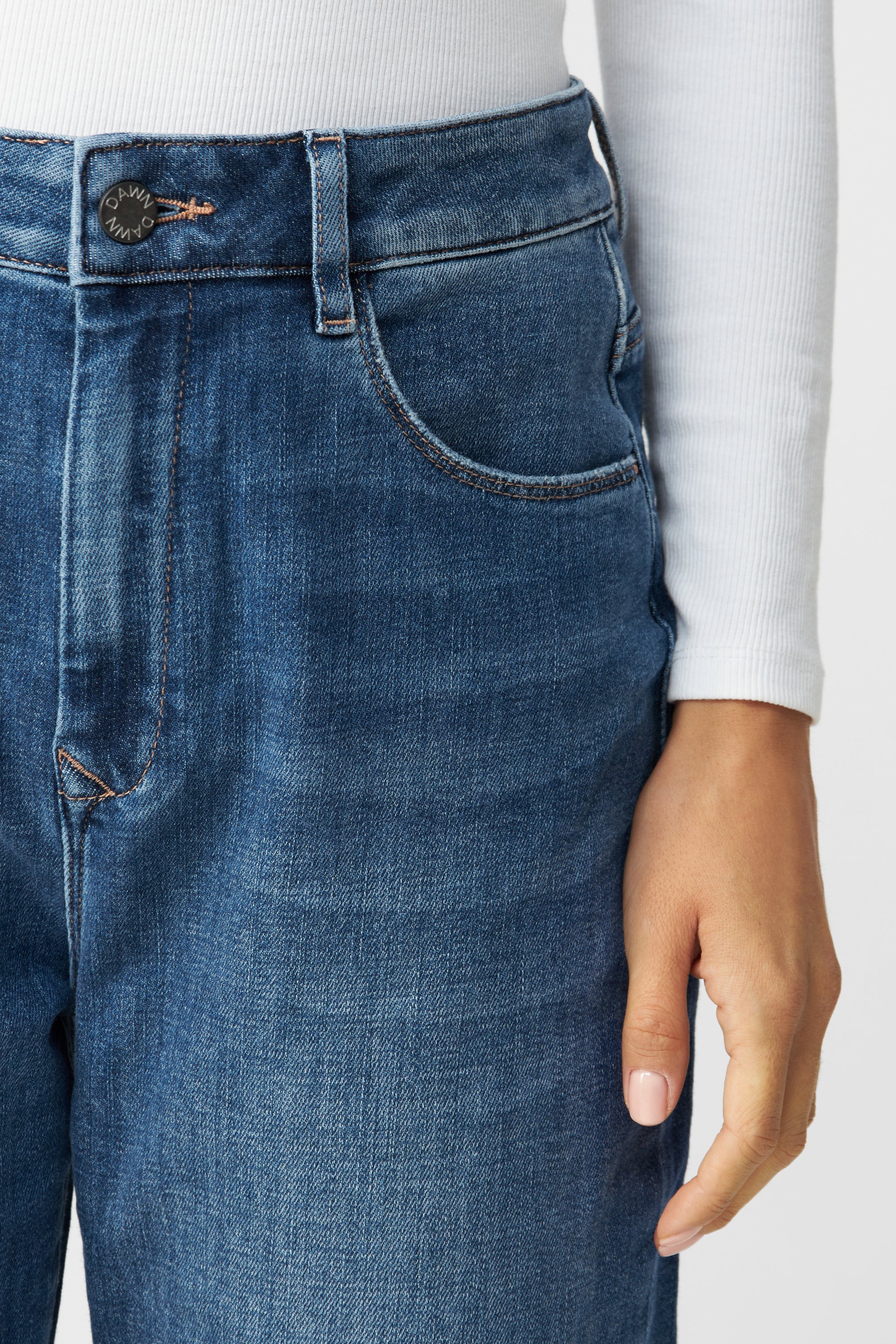 STARDUST O-Shape High-Waisted Jeans in Medium Blue, Nahaufnahme der Taillenpartie mit Fronttasche, Gürtel-Schlaufen und DAWN-Knopf.
