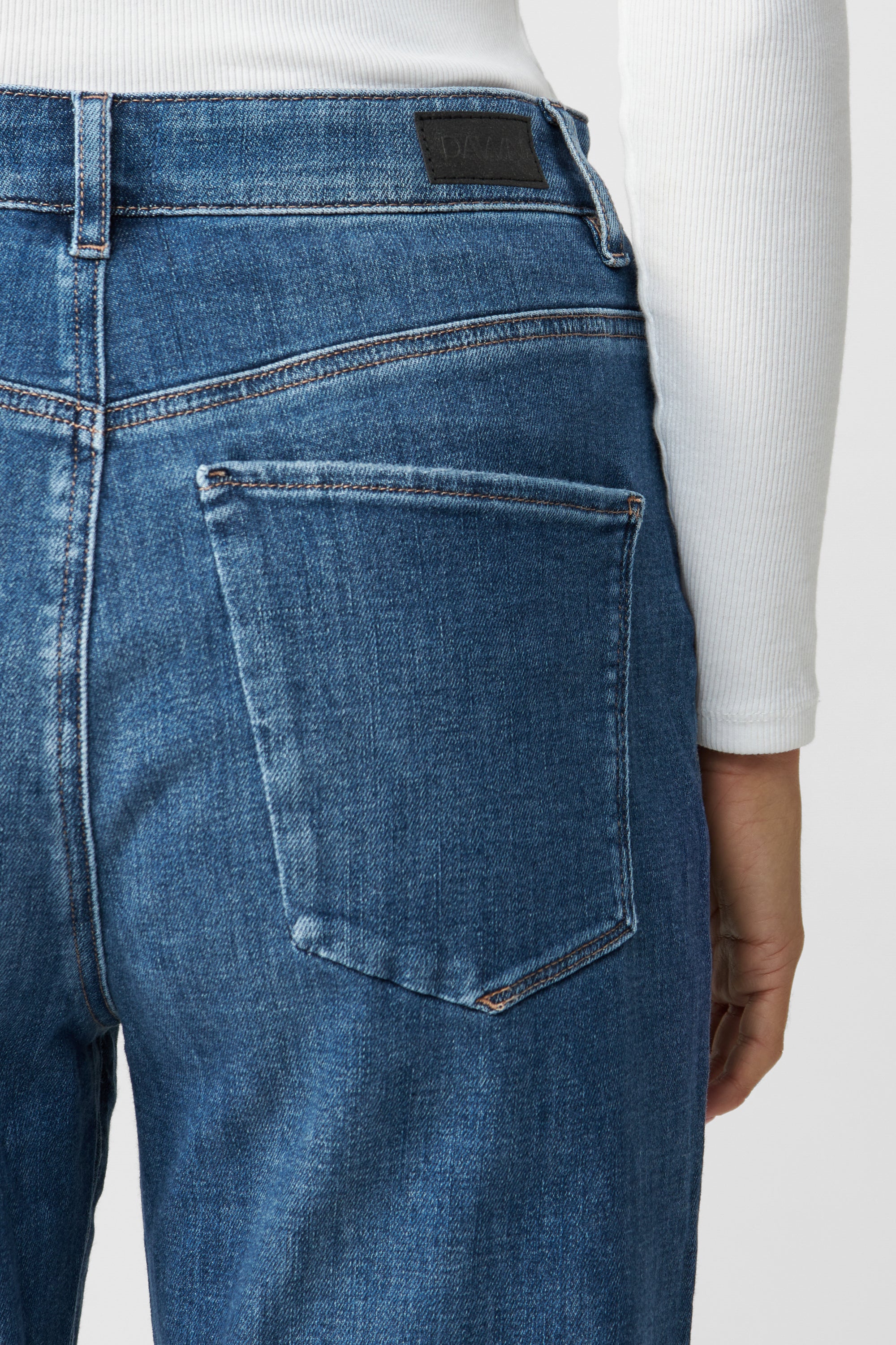 STARDUST O-Shape Jeans in Medium Blue: hohe Taille, entspannte Hüfte, mittlerer Beinverlauf; Rückenansicht mit Gesäßtasche und DAWN-Label am Bund.