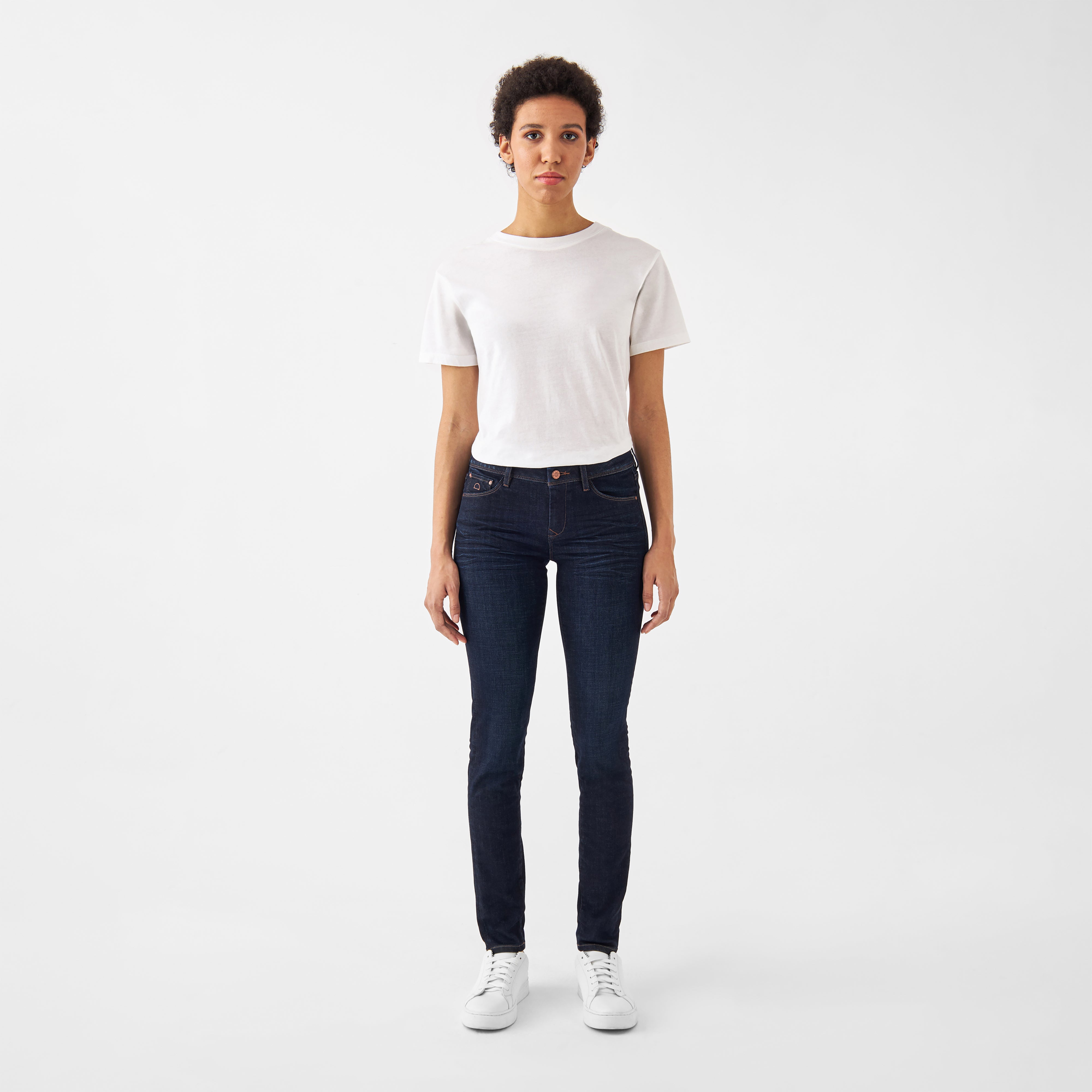 Frontansicht einer dunkelblauen MID SUN Slim Basic Jeans mit Comfortstretch, 5-Pocket-Design, niedriger Bund.