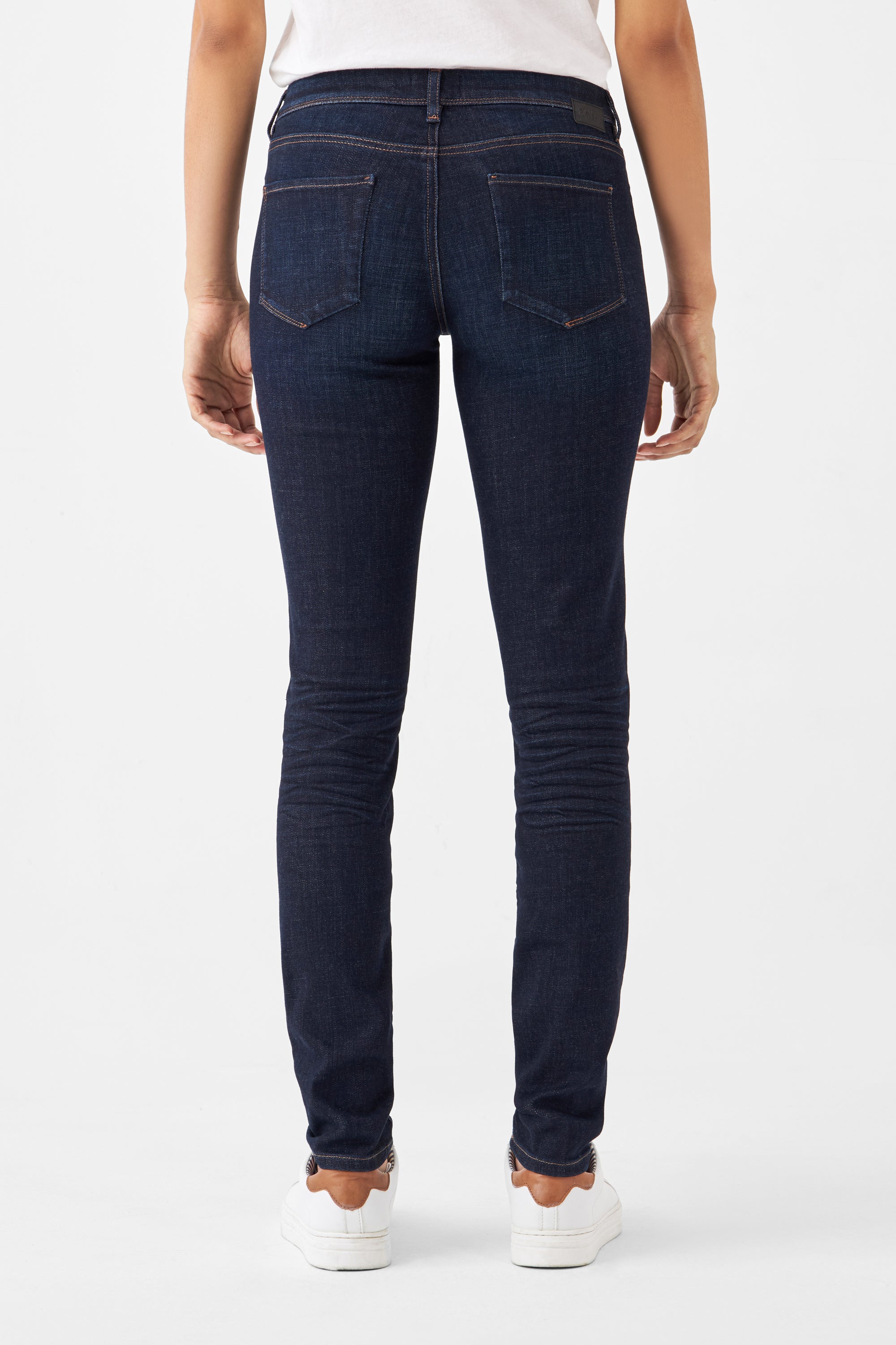 Dunkelblaue Slim-Fit Jeans von DAWN Denim aus Organic Comfortstretch, Rückenansicht mit zwei Gesäßtaschen, sitzt bequem auf der Hüfte.