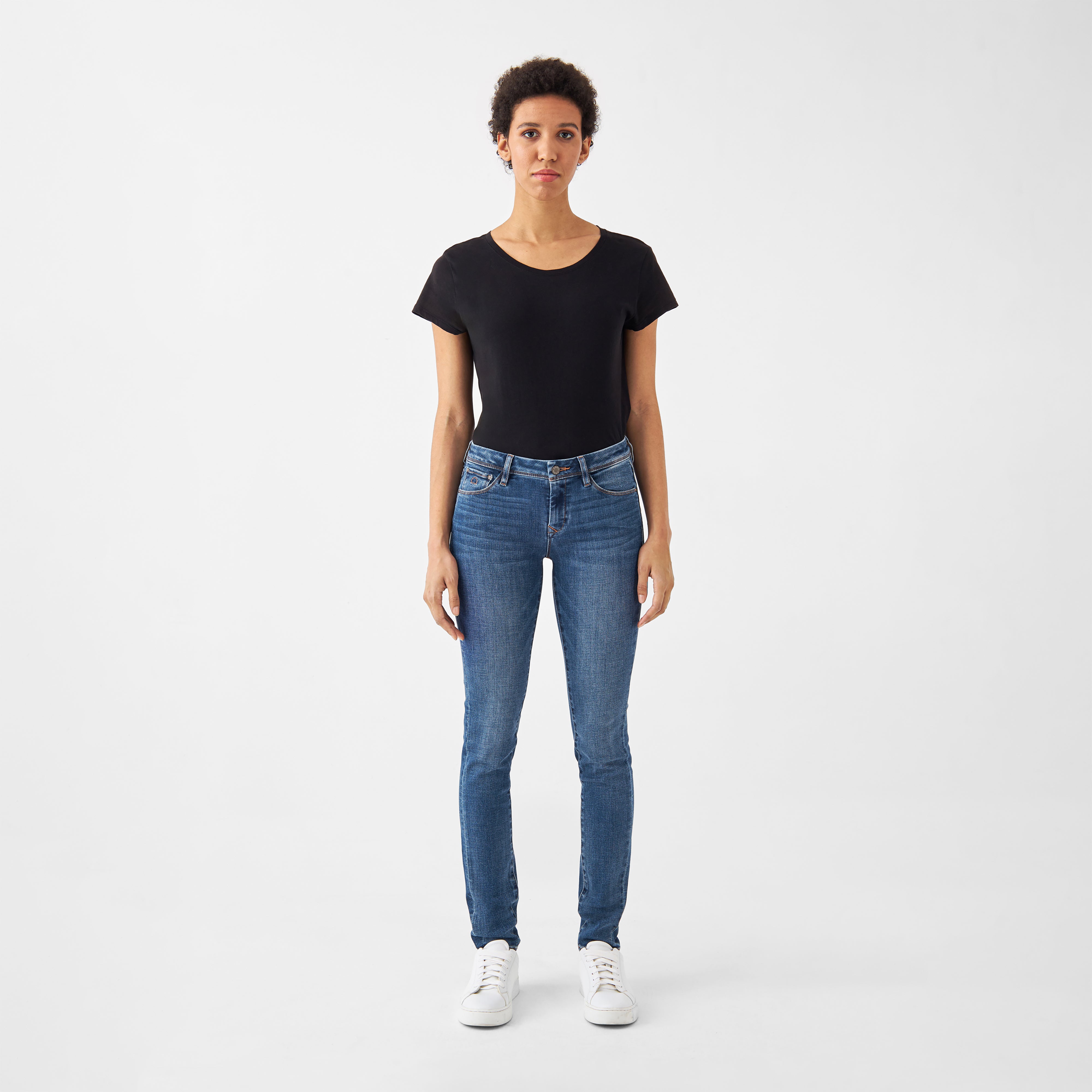 Vollständige Aufnahme: Medium Blue Slim-Fit Jeans aus Organic Comfortstretch, 5-Pocket-Design, Niedrige Hüftlage, schmaler Beinverlauf.