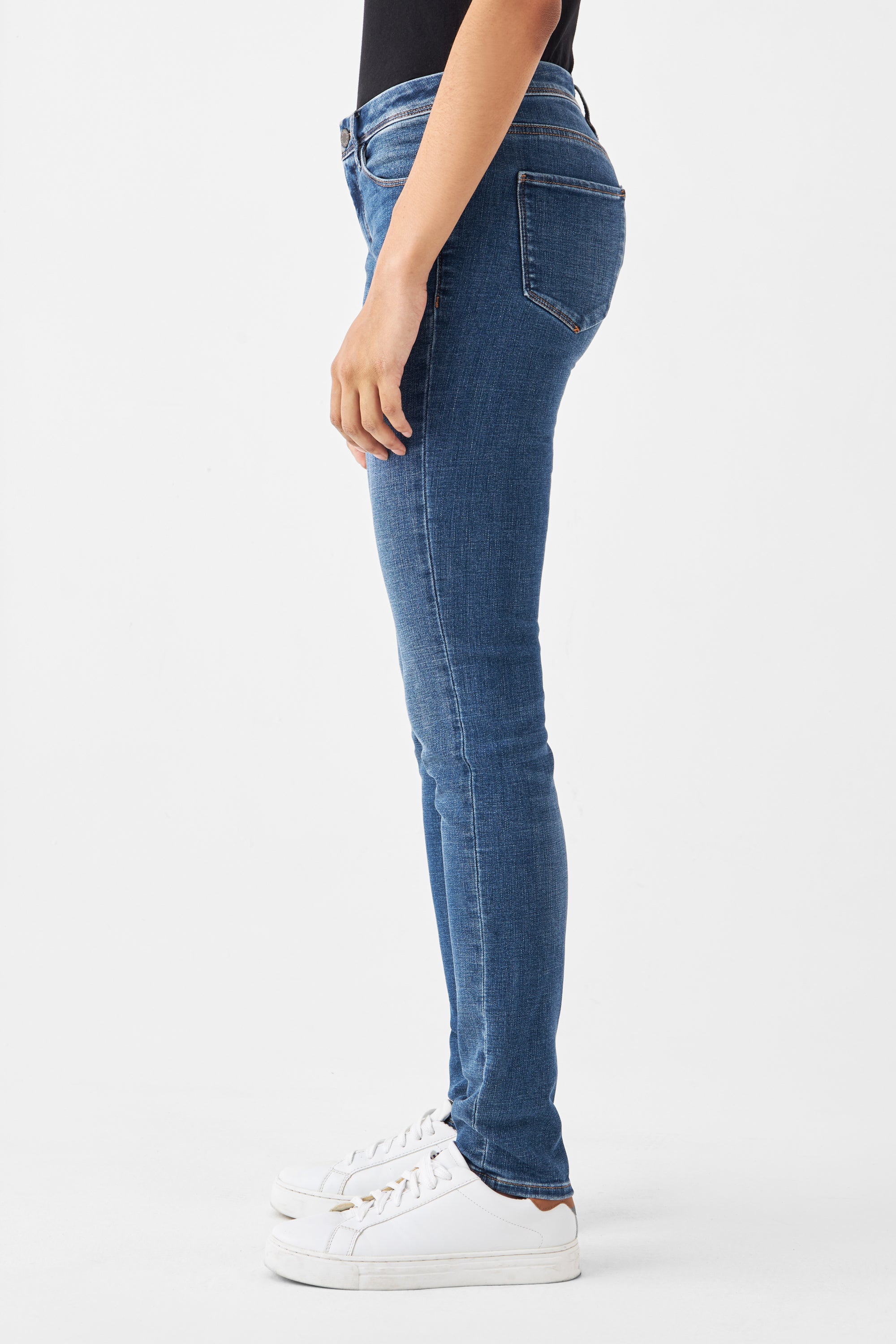 Seitenansicht: Medium-Blau MID SUN Basic Slim-Fit Jeans, Comfortstretch, niedrige Taille, schmaler Beinverlauf; weiße Sneaker.