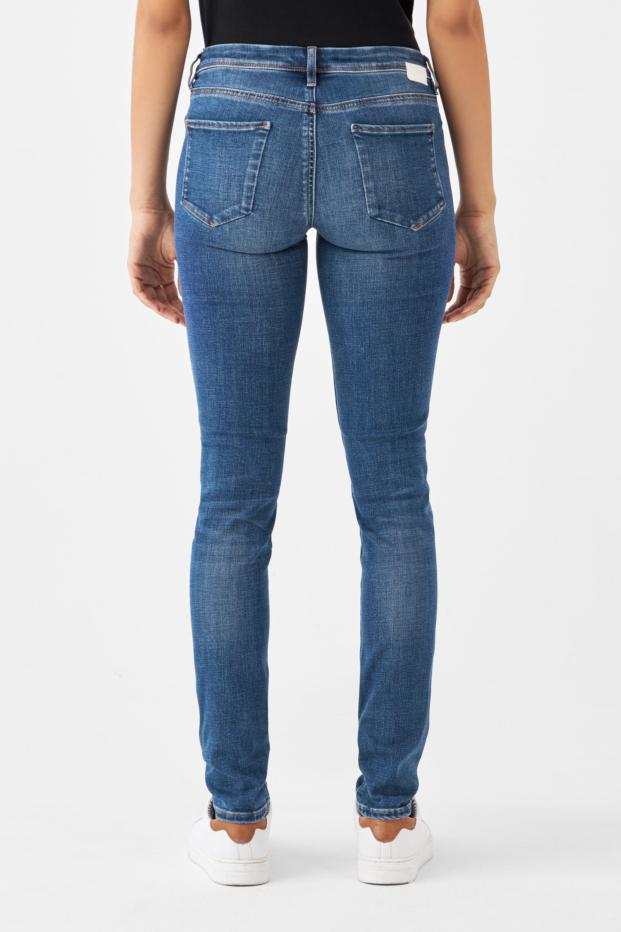Medium Blue MID SUN Basic Slim-Fit Jeans, niedriger Bund, 5-Pkt-Design, Rückansicht mit Gesäßtaschen und Markenpatch.